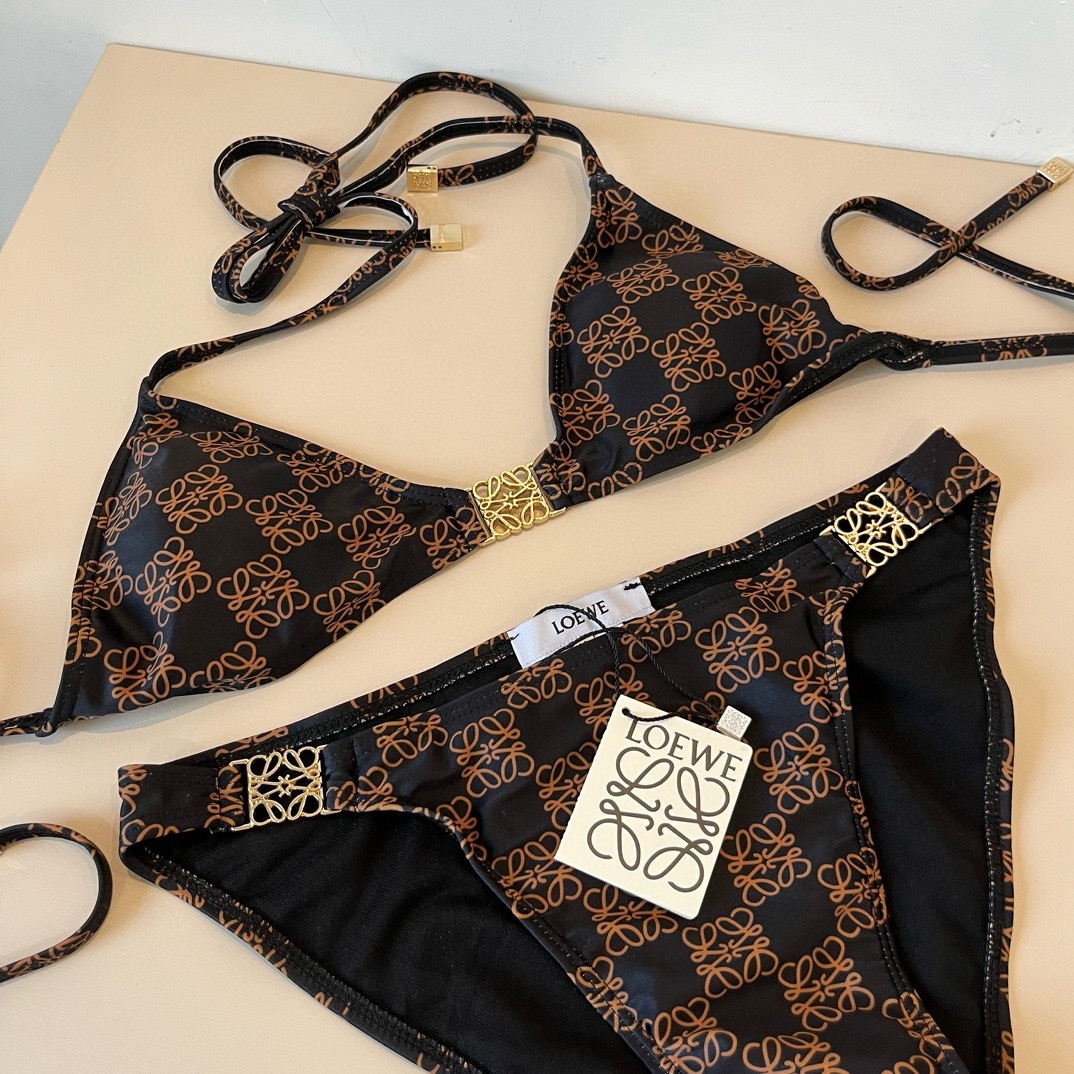 。
LOEWE罗意威 新款比基尼😍🥰适合多种场景的游泳衣🏊‍♀️海边 游泳池 温泉 水上乐园 漂流都可以