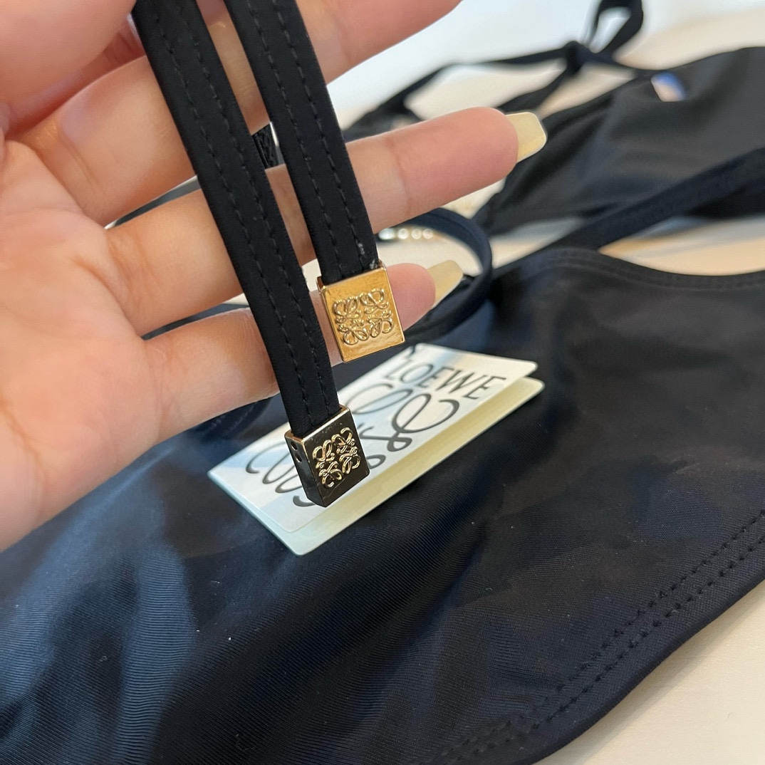 。
LOEWE罗意威 新款比基尼😍🥰适合多种场景的游泳衣🏊‍♀️海边 游泳池 温泉 水上乐园 漂流都可以