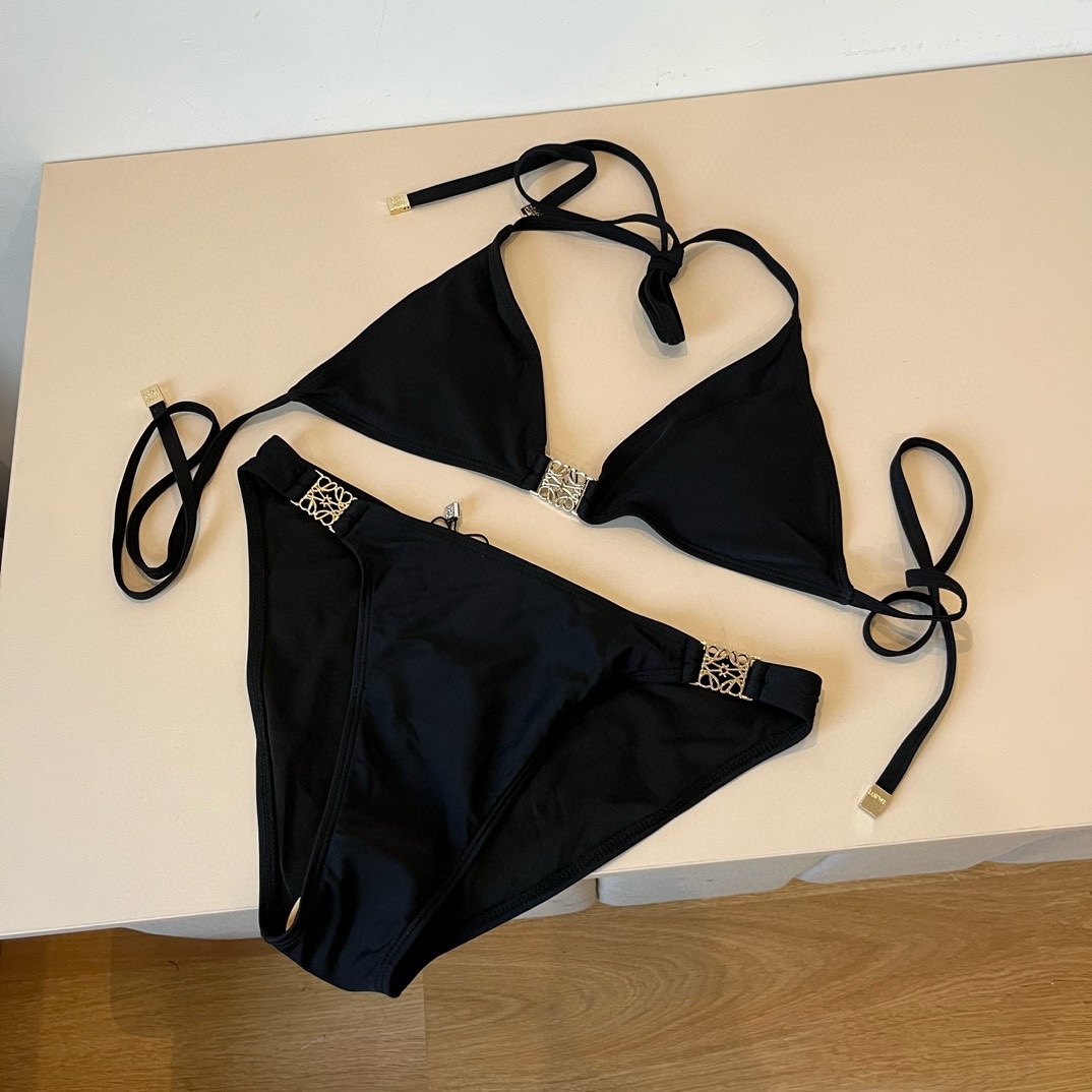 。
LOEWE罗意威 新款比基尼😍🥰适合多种场景的游泳衣🏊‍♀️海边 游泳池 温泉 水上乐园 漂流都可以