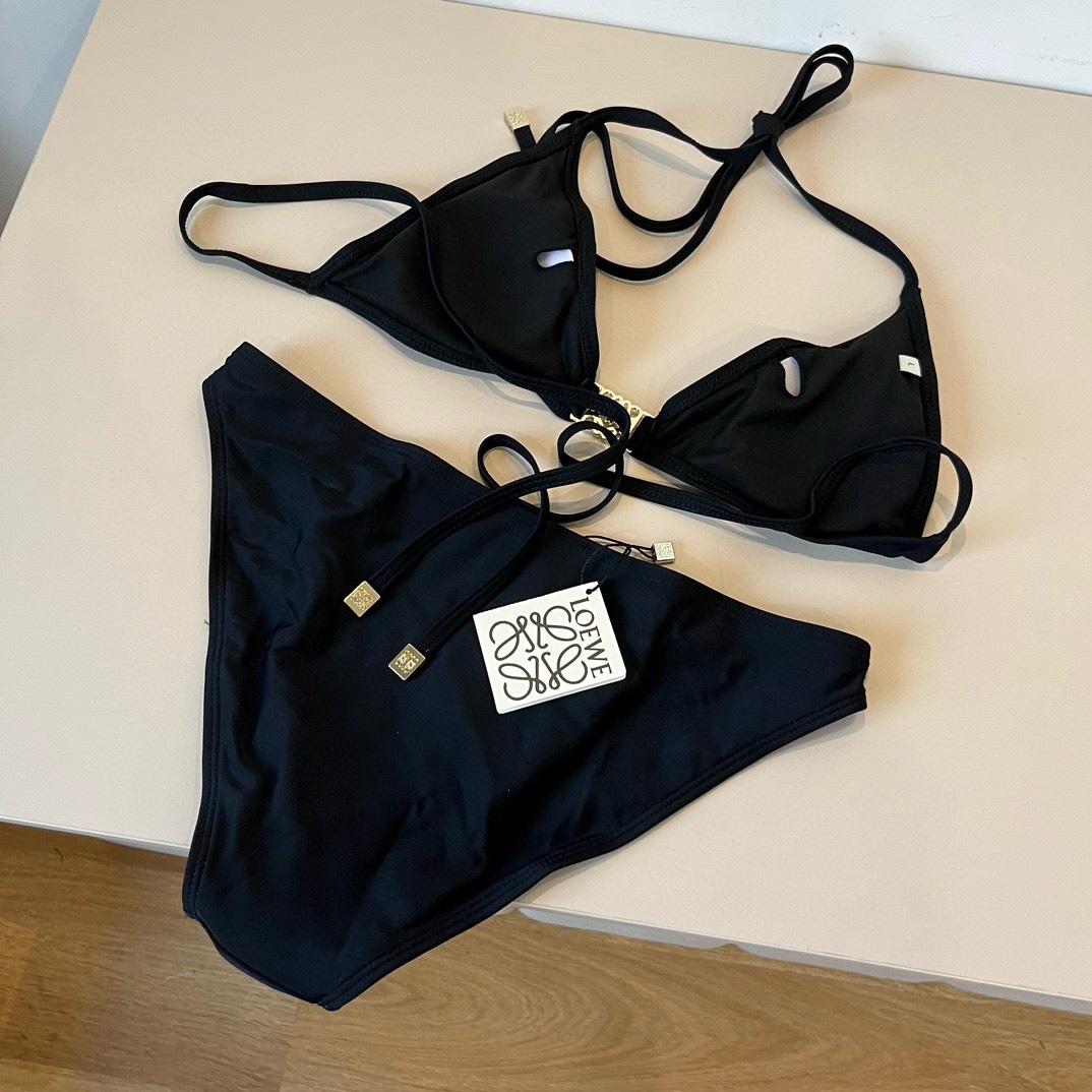 。
LOEWE罗意威 新款比基尼😍🥰适合多种场景的游泳衣🏊‍♀️海边 游泳池 温泉 水上乐园 漂流都可以