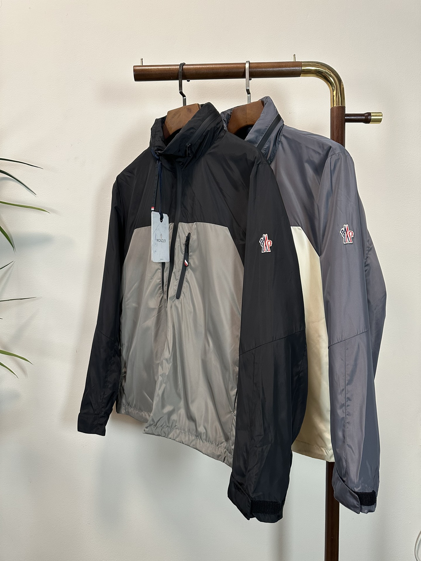 NO:137389,MON masked top quality The same style on the official website, complete with three standards!  2025 spring and summer new men's jacket, fashionable and casual high-end version!  Customized fabrics in counters are impeccable in details, and the brand elements design concept reflects high quality. The feel is delicate and soft!  It is casually cut, with a great upper body style!  Count 48-56, Moncler, jackets & coats, jackets & coats, alexander wang19860909MON 蒙口 顶级品质 官网同款,三标齐全！2025春夏新款男士夹克外套,时尚休闲高端版本！专柜定制面料 细节无可挑剔,品牌元素设计理念,体现高品质.手感细腻柔软！呈现休闲裁剪,上身版型超赞！码数48-56,,Moncler,jackets & coats,jackets & coats,alexander wang,Men's clothing