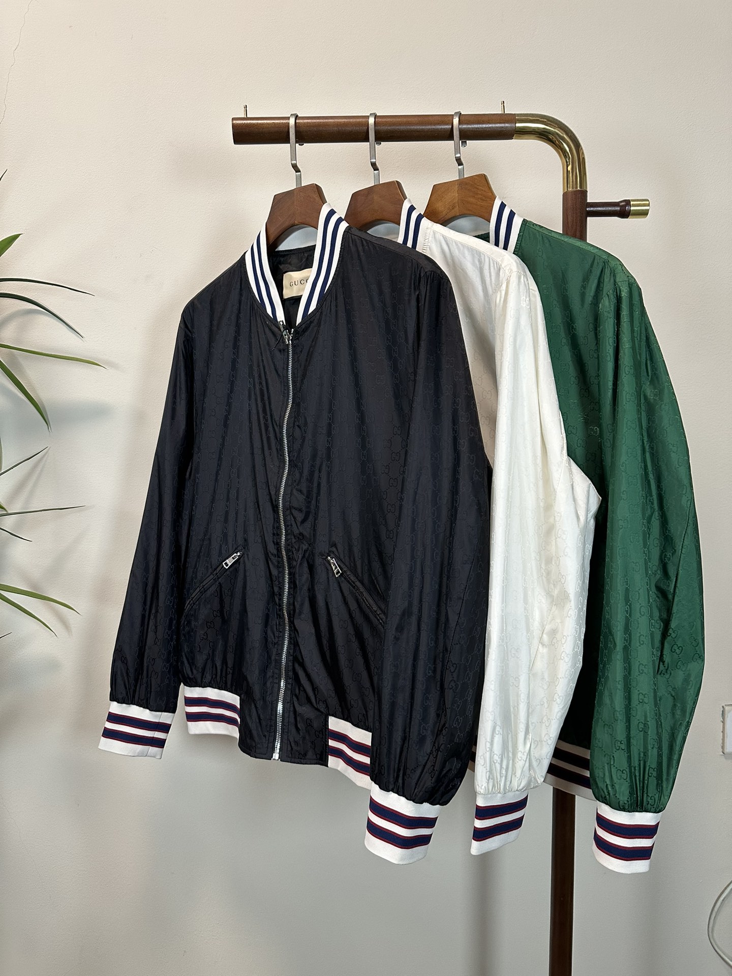 NO:137392,GU Gucci Top quality The same model on the official website, complete with three standards!  2025 spring and summer new men's jacket, fashionable and casual high-end version!  Customized fabrics in counters are impeccable in details, and the brand elements design concept reflects high quality. The feel is delicate and soft!  It is casually cut, with a great upper body style!  Count 48-56, gucci, jackets & coats, jackets & coats, alexander wang19860909GU 古驰 顶级品质 官网同款,三标齐全！2025春夏新款男士夹克外套,时尚休闲高端版本！专柜定制面料 细节无可挑剔,品牌元素设计理念,体现高品质.手感细腻柔软！呈现休闲裁剪,上身版型超赞！码数48-56,,gucci,jackets & coats,jackets & coats,alexander wang,Men's clothing