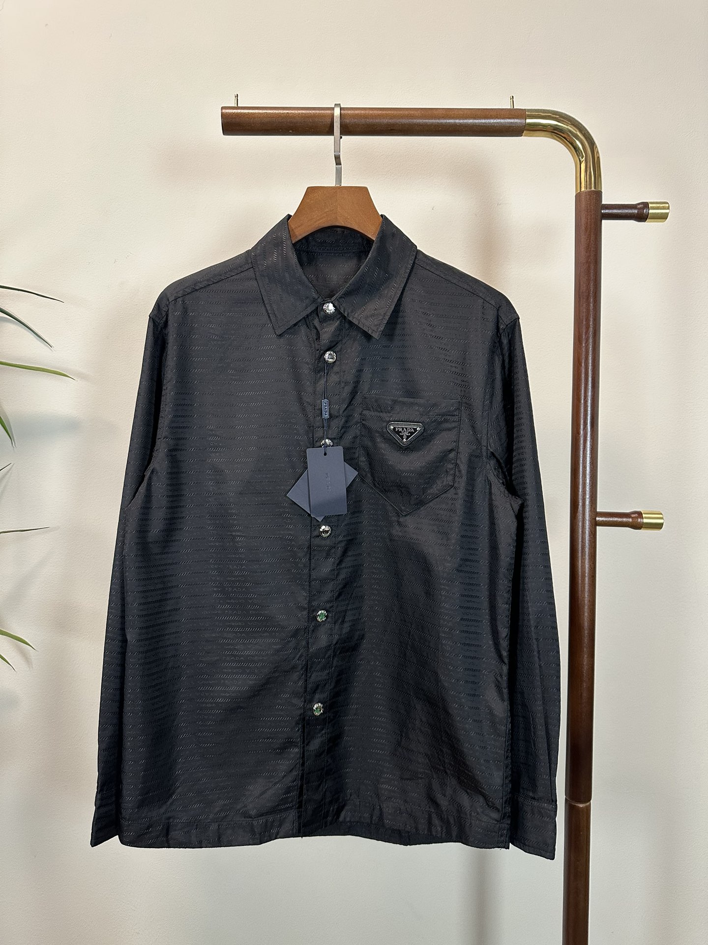 NO:137398,PRA Prada Top quality The same model on the official website, complete with three standards!  2025 spring and summer new men's jacket, fashionable and casual high-end version!  Customized fabrics in counters are impeccable in details, and the brand elements design concept reflects high quality. The feel is delicate and soft!  It is casually cut, with a great upper body style!  Number of codes 48-56, prada, prada, jackets & coats, jackets & coats, alexander wang19860909PRA 普拉达 顶级品质 官网同款,三标齐全！2025春夏新款男士夹克外套,时尚休闲高端版本！专柜定制面料 细节无可挑剔,品牌元素设计理念,体现高品质.手感细腻柔软！呈现休闲裁剪,上身版型超赞！码数48-56,,prada,prada,jackets & coats,jackets & coats,alexander wang,Men's clothing