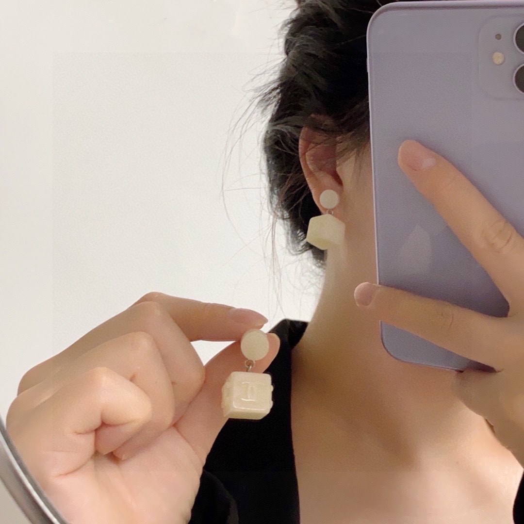 NO:109266,New high-quality Chanel Xiaoxiang Double C Simple Square Pendant Ivory White Fluorescent Earrings This earring is really super beautiful. It looks simple in design but has a good wearing effect. Even the small earlobe like me is very okzp material. The upper ear is super elegant, the jewelry is boutique, chanel, earrings19860909新款高品质 Chanel 小香双C简约正方形吊坠象牙白荧光耳钉这款耳环真的超级美看着设计简单但是佩戴效果好看到爆就连我这种小耳垂的也很okzp材质 上耳超气质优雅,饰品精品,chanel,earrings,Jewelry
