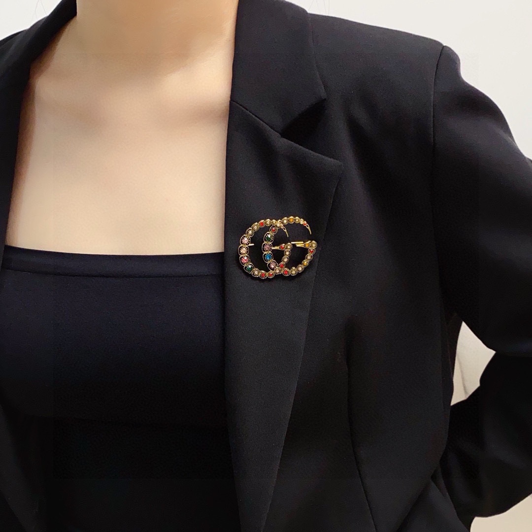 Gucci Collection: Empowering Women with Stylish Pins. - 图片 2