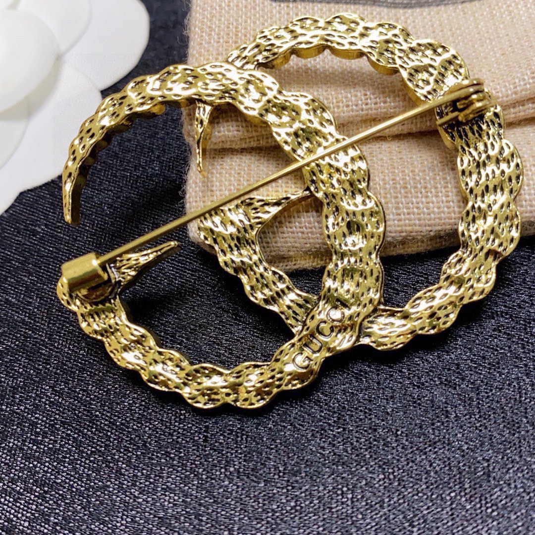 Gucci Collection: Empowering Women with Stylish Pins. - 图片 5