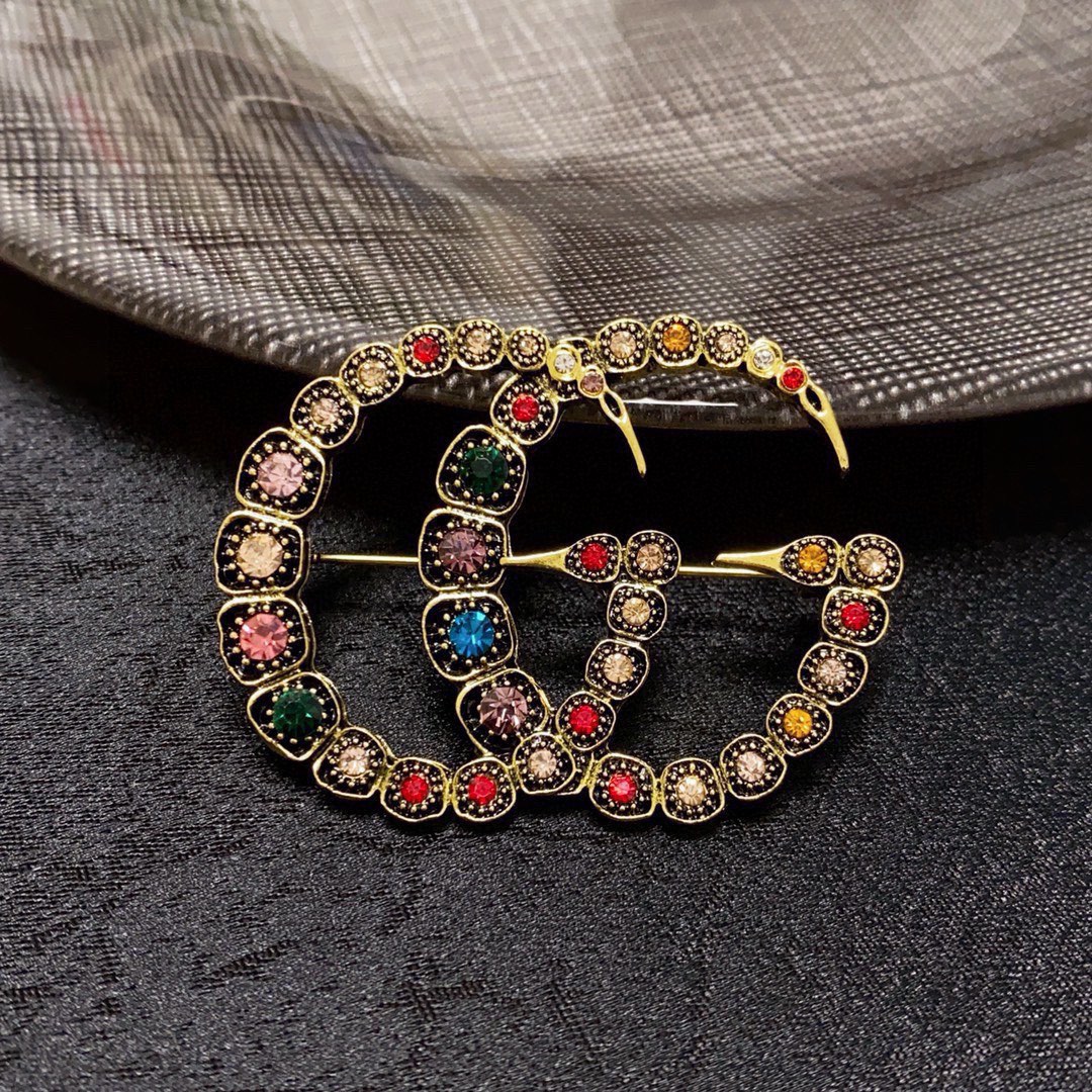 Gucci Collection: Empowering Women with Stylish Pins. - 图片 7