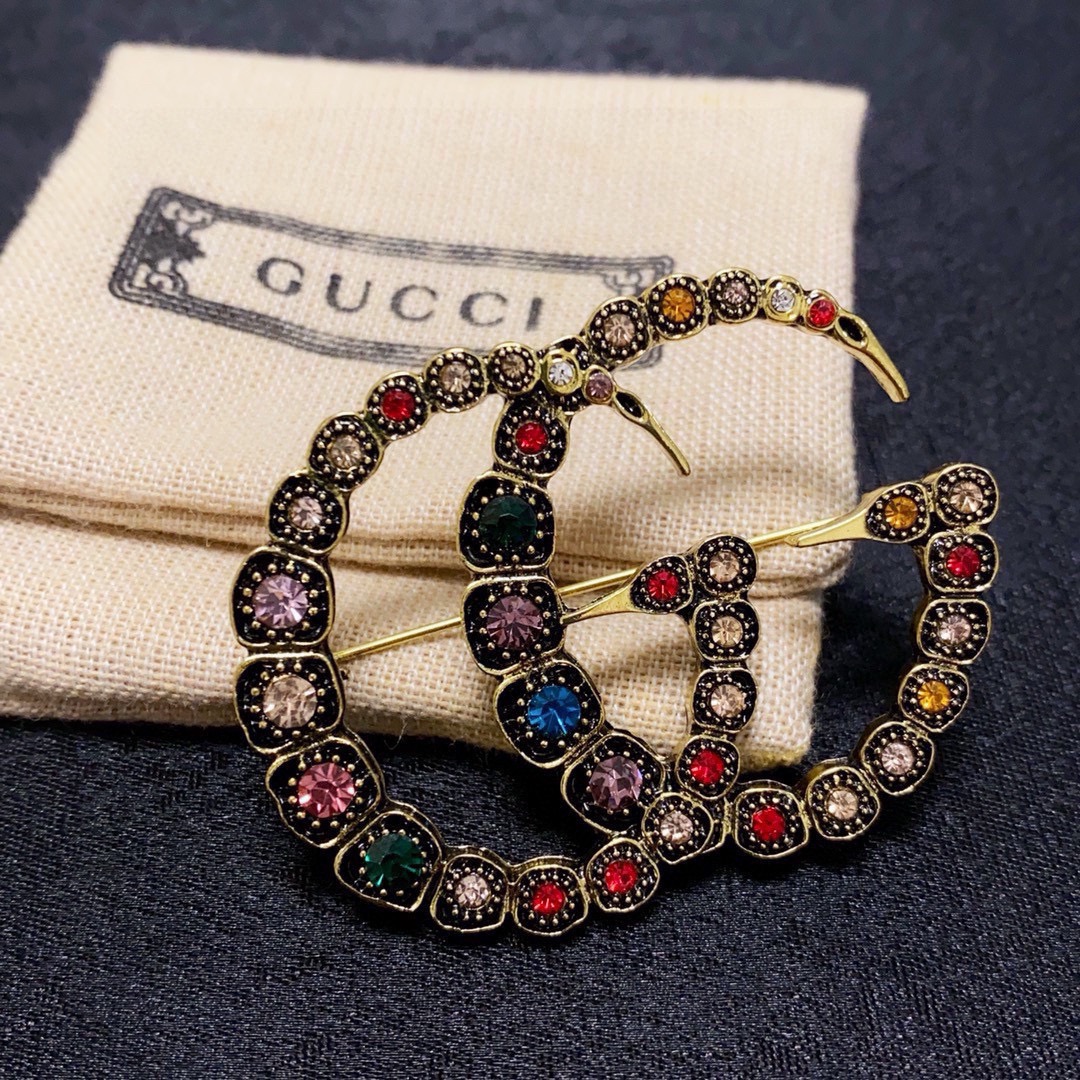 Gucci Collection: Empowering Women with Stylish Pins. - 图片 4