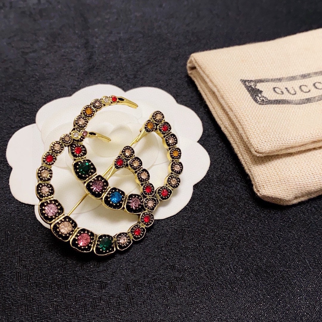 Gucci Collection: Empowering Women with Stylish Pins. - 图片 6