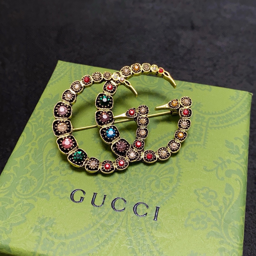 Gucci Collection: Empowering Women with Stylish Pins. - 图片 3
