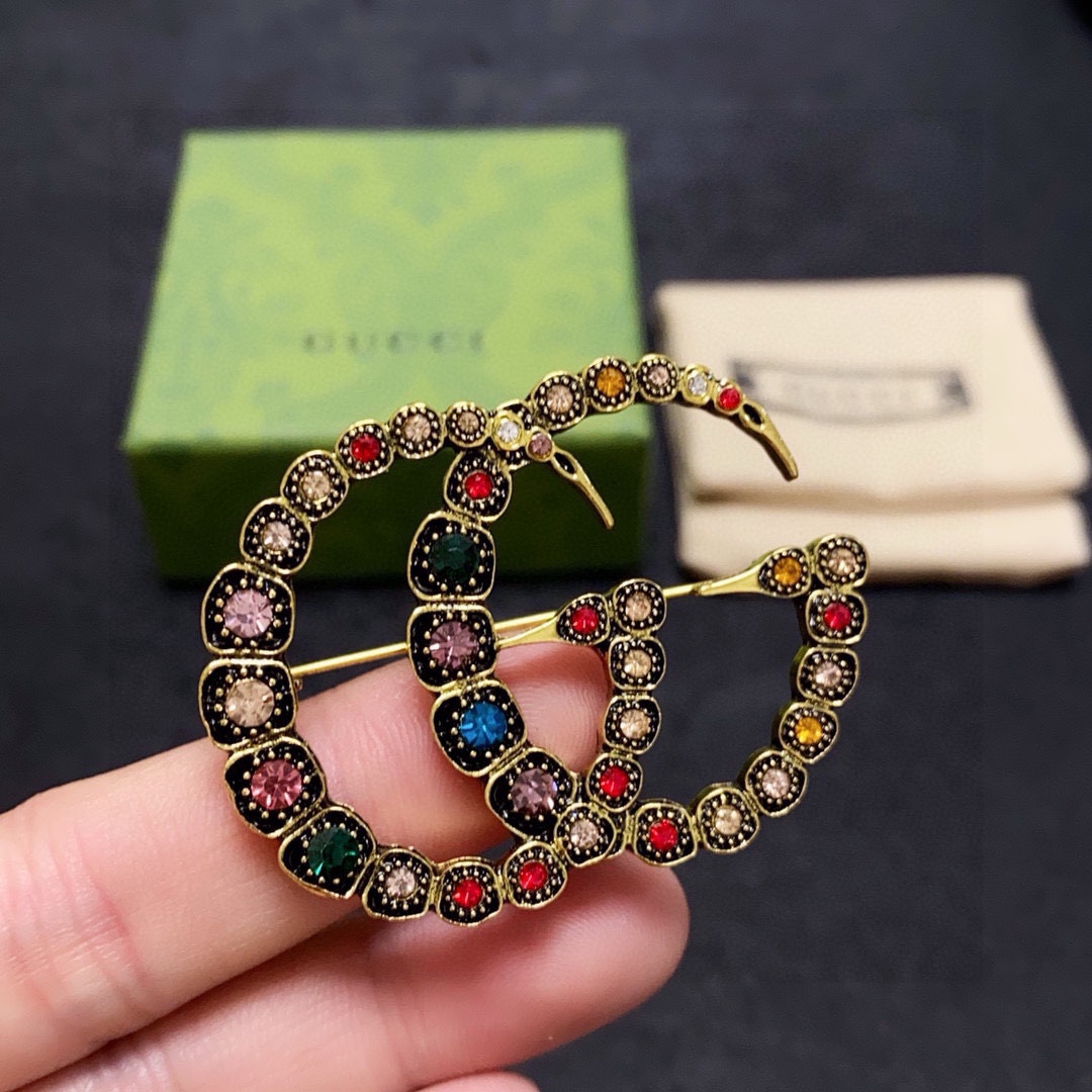 Gucci Collection: Empowering Women with Stylish Pins. - 图片 8
