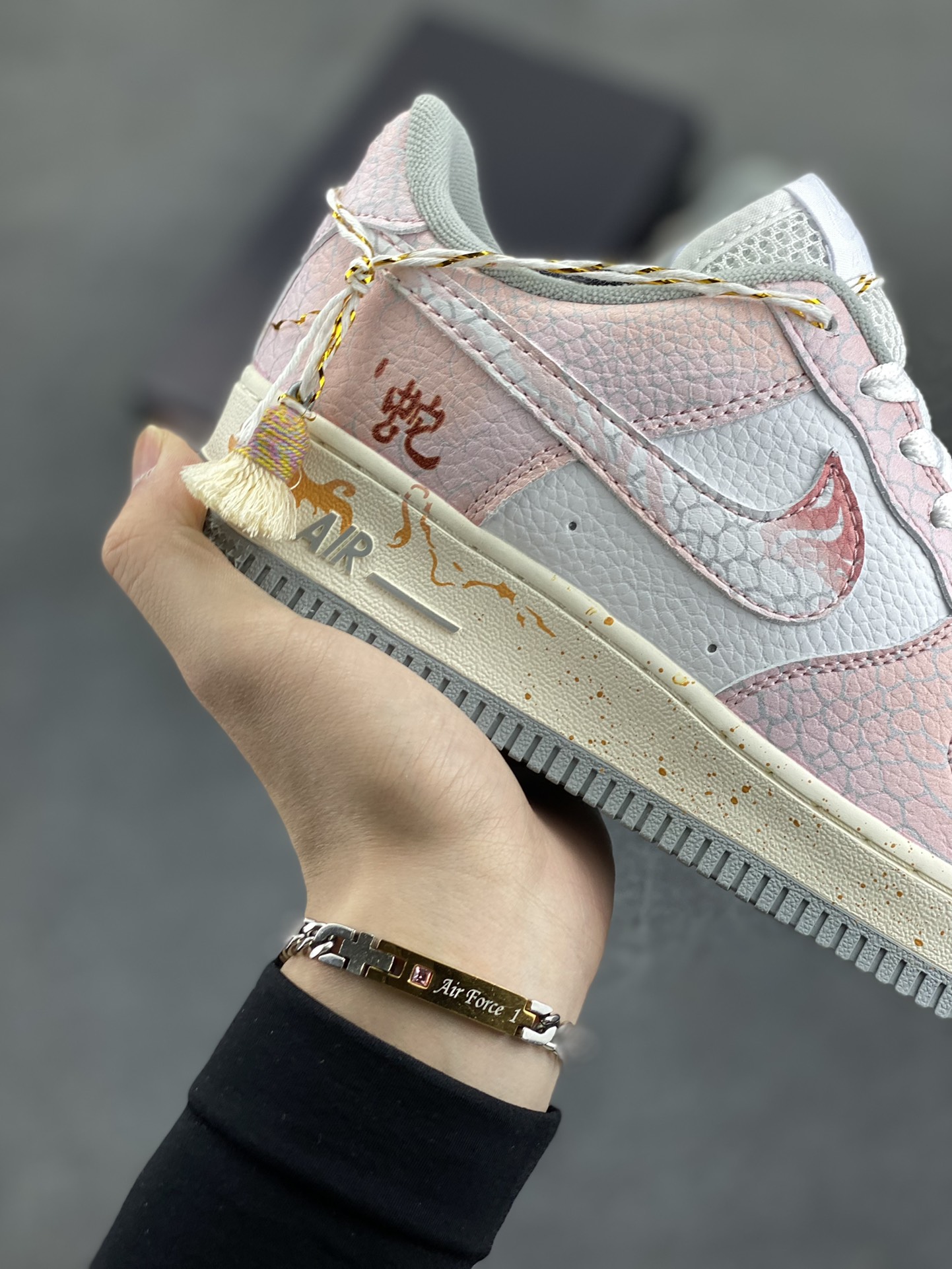 图片[6]-Nike Air Force 1 07 low空军一号板鞋 蛇年 原楦头原纸板 打造纯正空军版型#专注外贸渠道 全掌内置蜂窝气垫 #原盒配件 原厂中底钢印、拉帮完美 货号：DX2678-100 尺码：36 36.5 37.5 38 38.5 39 40 40.5 41 42 42.5 43 44 44.5 45-选品中心