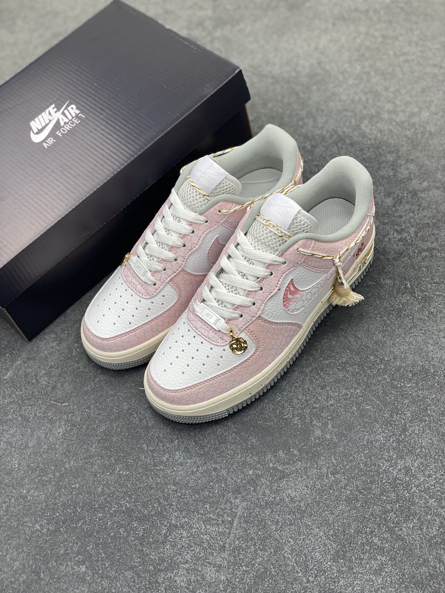 图片[8]-Nike Air Force 1 07 low空军一号板鞋 蛇年 原楦头原纸板 打造纯正空军版型#专注外贸渠道 全掌内置蜂窝气垫 #原盒配件 原厂中底钢印、拉帮完美 货号：DX2678-100 尺码：36 36.5 37.5 38 38.5 39 40 40.5 41 42 42.5 43 44 44.5 45-选品中心