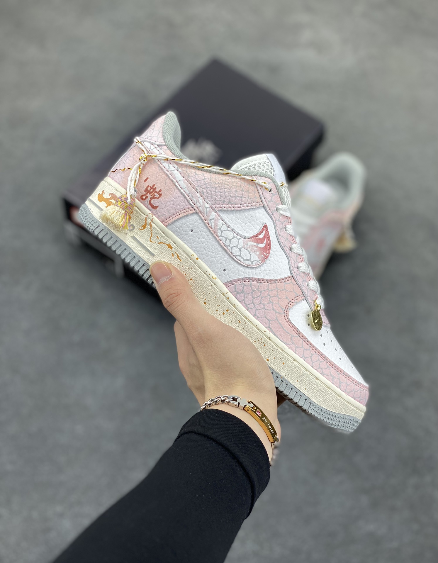 Nike Air Force 1 07 low空军一号板鞋 蛇年 原楦头原纸板 打造纯正空军版型#专注外贸渠道 全掌内置蜂窝气垫 #原盒配件 原厂中底钢印、拉帮完美 货号：DX2678-100 尺码：36 36.5 37.5 38 38.5 39 40 40.5 41 42 42.5 43 44 44.5 45-选品中心