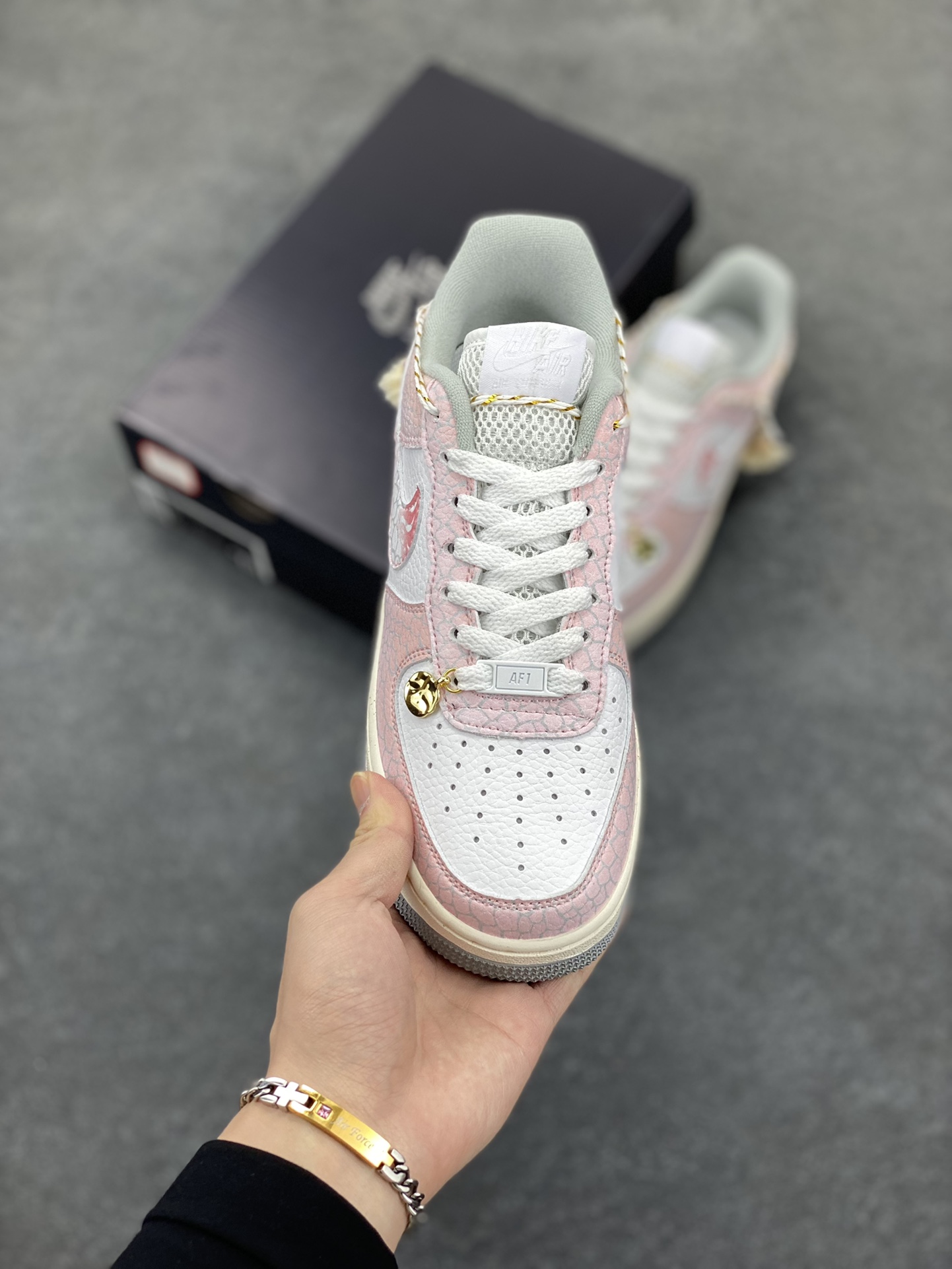 图片[2]-Nike Air Force 1 07 low空军一号板鞋 蛇年 原楦头原纸板 打造纯正空军版型#专注外贸渠道 全掌内置蜂窝气垫 #原盒配件 原厂中底钢印、拉帮完美 货号：DX2678-100 尺码：36 36.5 37.5 38 38.5 39 40 40.5 41 42 42.5 43 44 44.5 45-选品中心