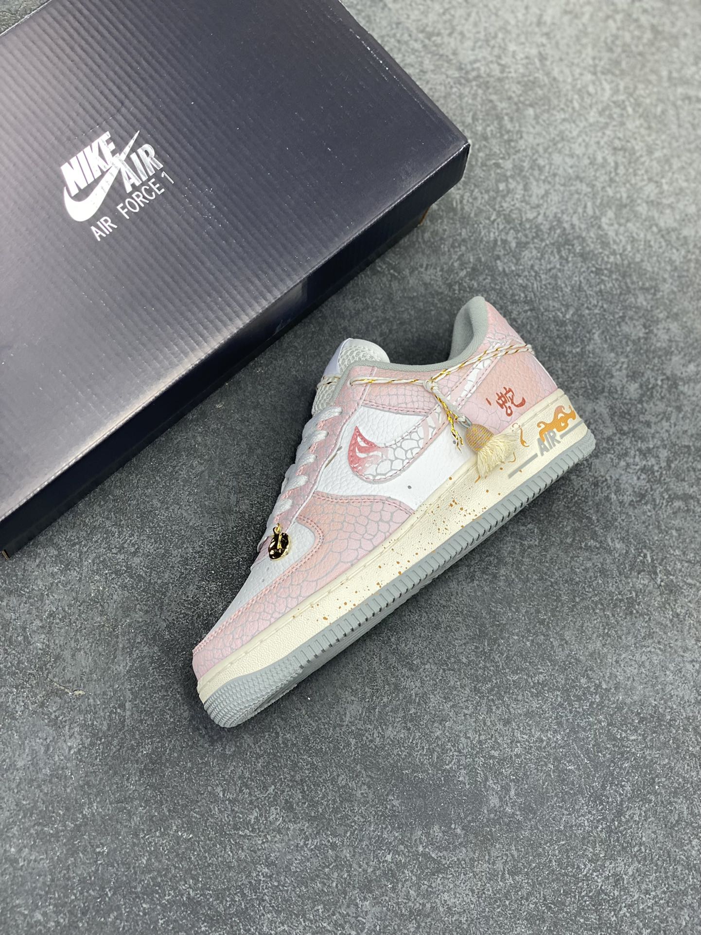 图片[7]-Nike Air Force 1 07 low空军一号板鞋 蛇年 原楦头原纸板 打造纯正空军版型#专注外贸渠道 全掌内置蜂窝气垫 #原盒配件 原厂中底钢印、拉帮完美 货号：DX2678-100 尺码：36 36.5 37.5 38 38.5 39 40 40.5 41 42 42.5 43 44 44.5 45-选品中心