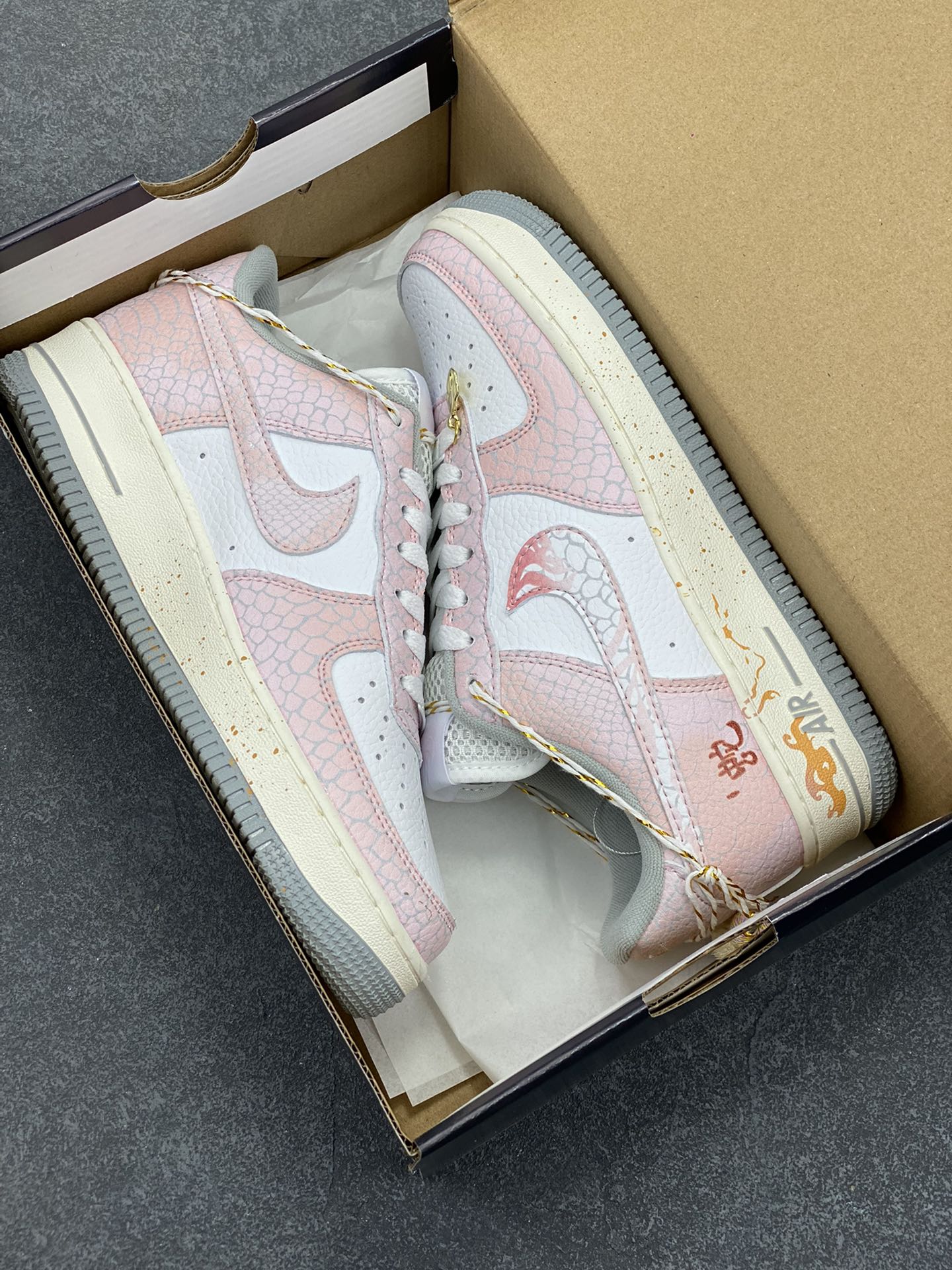 图片[9]-Nike Air Force 1 07 low空军一号板鞋 蛇年 原楦头原纸板 打造纯正空军版型#专注外贸渠道 全掌内置蜂窝气垫 #原盒配件 原厂中底钢印、拉帮完美 货号：DX2678-100 尺码：36 36.5 37.5 38 38.5 39 40 40.5 41 42 42.5 43 44 44.5 45-选品中心