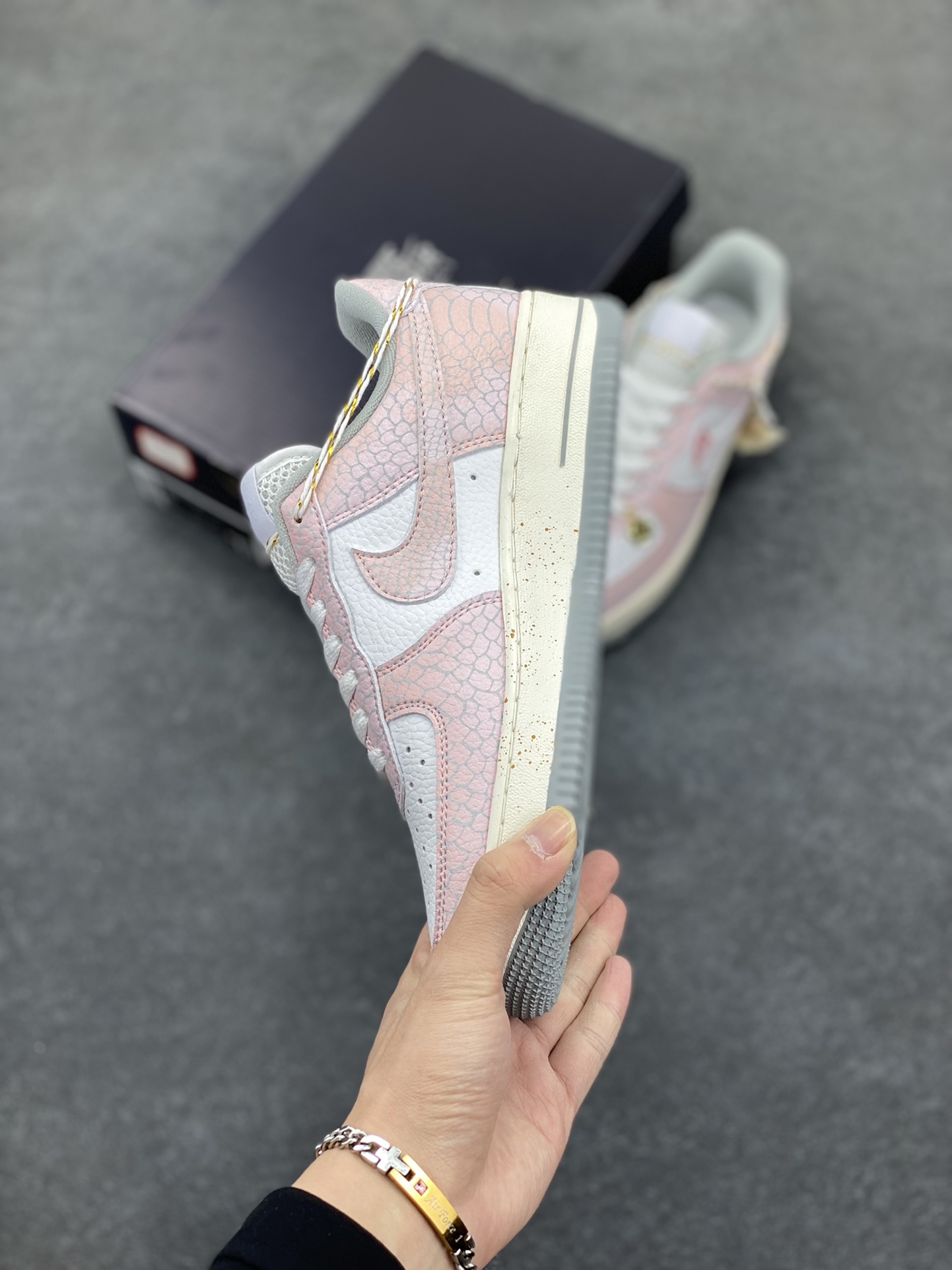 图片[3]-Nike Air Force 1 07 low空军一号板鞋 蛇年 原楦头原纸板 打造纯正空军版型#专注外贸渠道 全掌内置蜂窝气垫 #原盒配件 原厂中底钢印、拉帮完美 货号：DX2678-100 尺码：36 36.5 37.5 38 38.5 39 40 40.5 41 42 42.5 43 44 44.5 45-选品中心