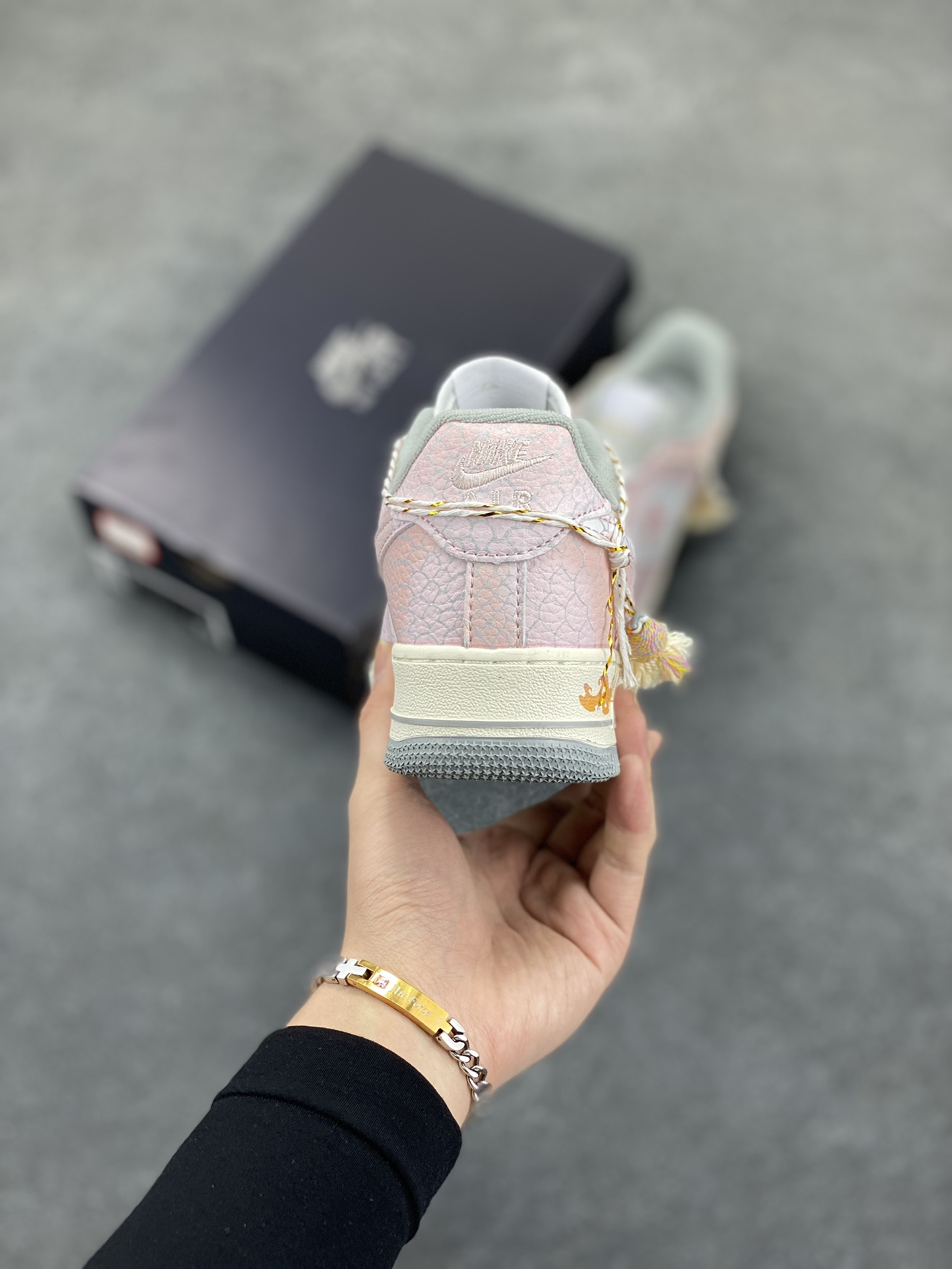 图片[4]-Nike Air Force 1 07 low空军一号板鞋 蛇年 原楦头原纸板 打造纯正空军版型#专注外贸渠道 全掌内置蜂窝气垫 #原盒配件 原厂中底钢印、拉帮完美 货号：DX2678-100 尺码：36 36.5 37.5 38 38.5 39 40 40.5 41 42 42.5 43 44 44.5 45-选品中心