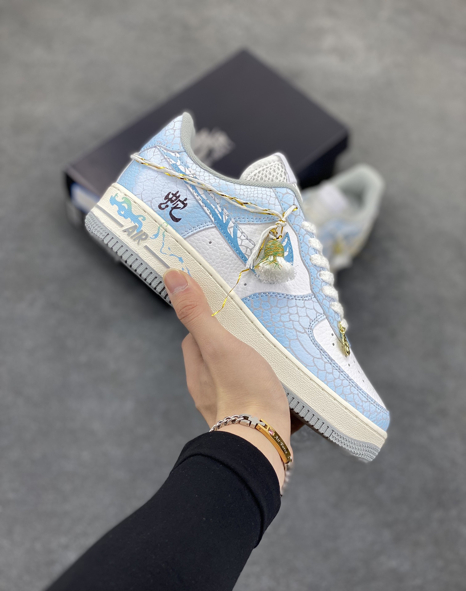 Nike Air Force 1 07 low空军一号板鞋 蛇年 原楦头原纸板 打造纯正空军版型#专注外贸渠道 全掌内置蜂窝气垫 #原盒配件 原厂中底钢印、拉帮完美 货号:DX2678-100 尺码:36 36.5 37.5 38 38.5 39 40 40.5 41 42 42.5 43 44 44.5 45-选品中心