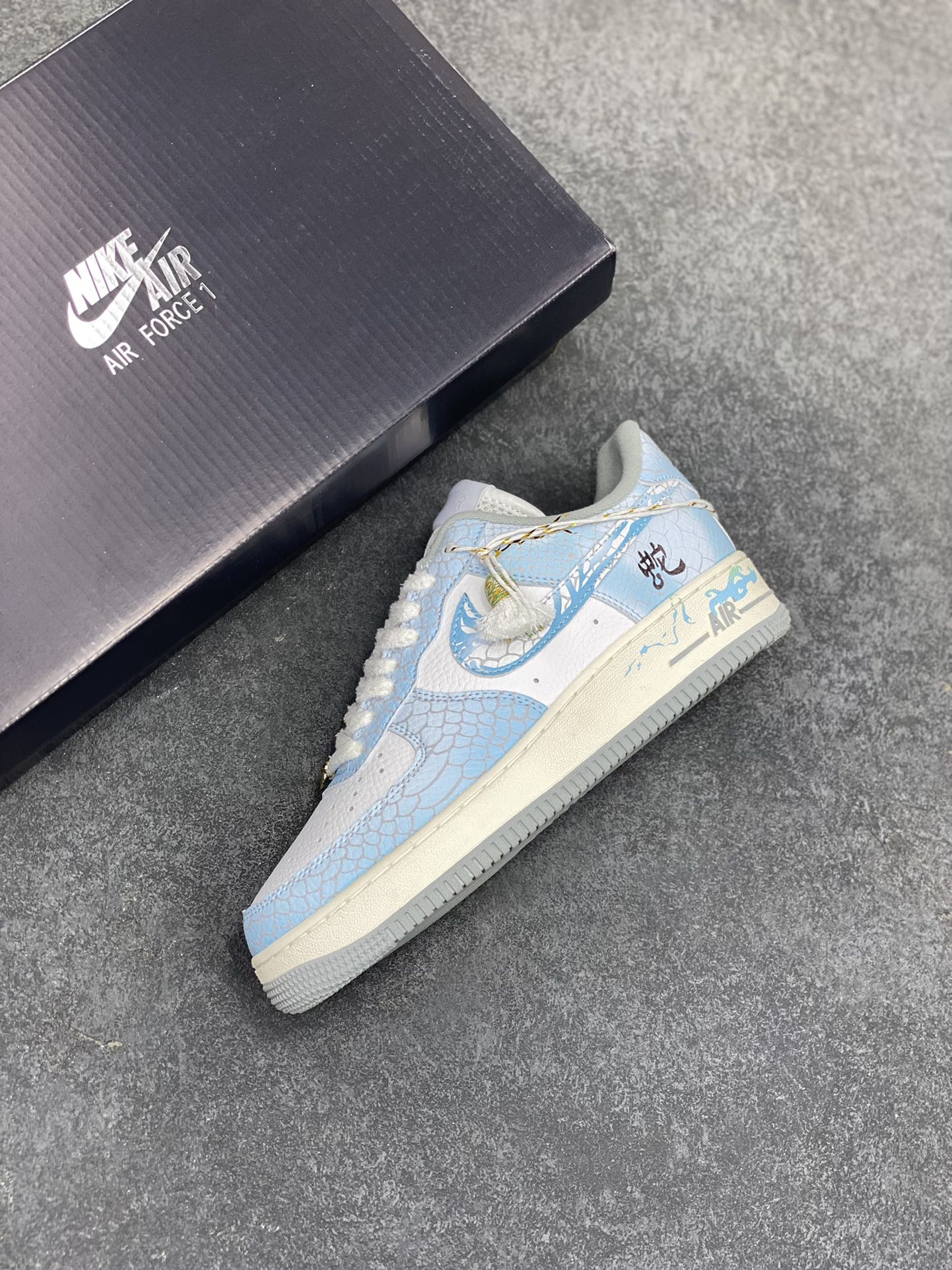 图片[7]-Nike Air Force 1 07 low空军一号板鞋 蛇年 原楦头原纸板 打造纯正空军版型#专注外贸渠道 全掌内置蜂窝气垫 #原盒配件 原厂中底钢印、拉帮完美 货号：DX2678-100 尺码：36 36.5 37.5 38 38.5 39 40 40.5 41 42 42.5 43 44 44.5 45-选品中心