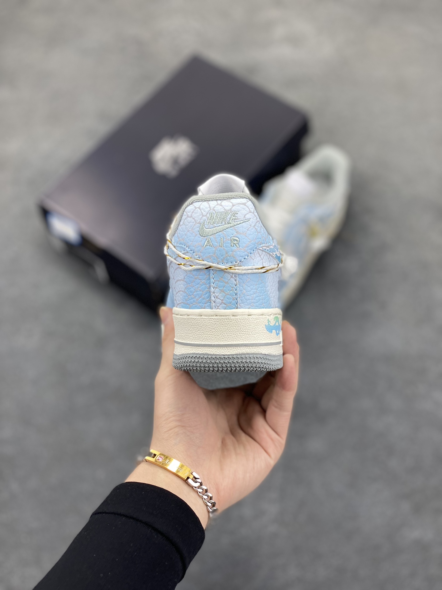 图片[4]-Nike Air Force 1 07 low空军一号板鞋 蛇年 原楦头原纸板 打造纯正空军版型#专注外贸渠道 全掌内置蜂窝气垫 #原盒配件 原厂中底钢印、拉帮完美 货号：DX2678-100 尺码：36 36.5 37.5 38 38.5 39 40 40.5 41 42 42.5 43 44 44.5 45-选品中心