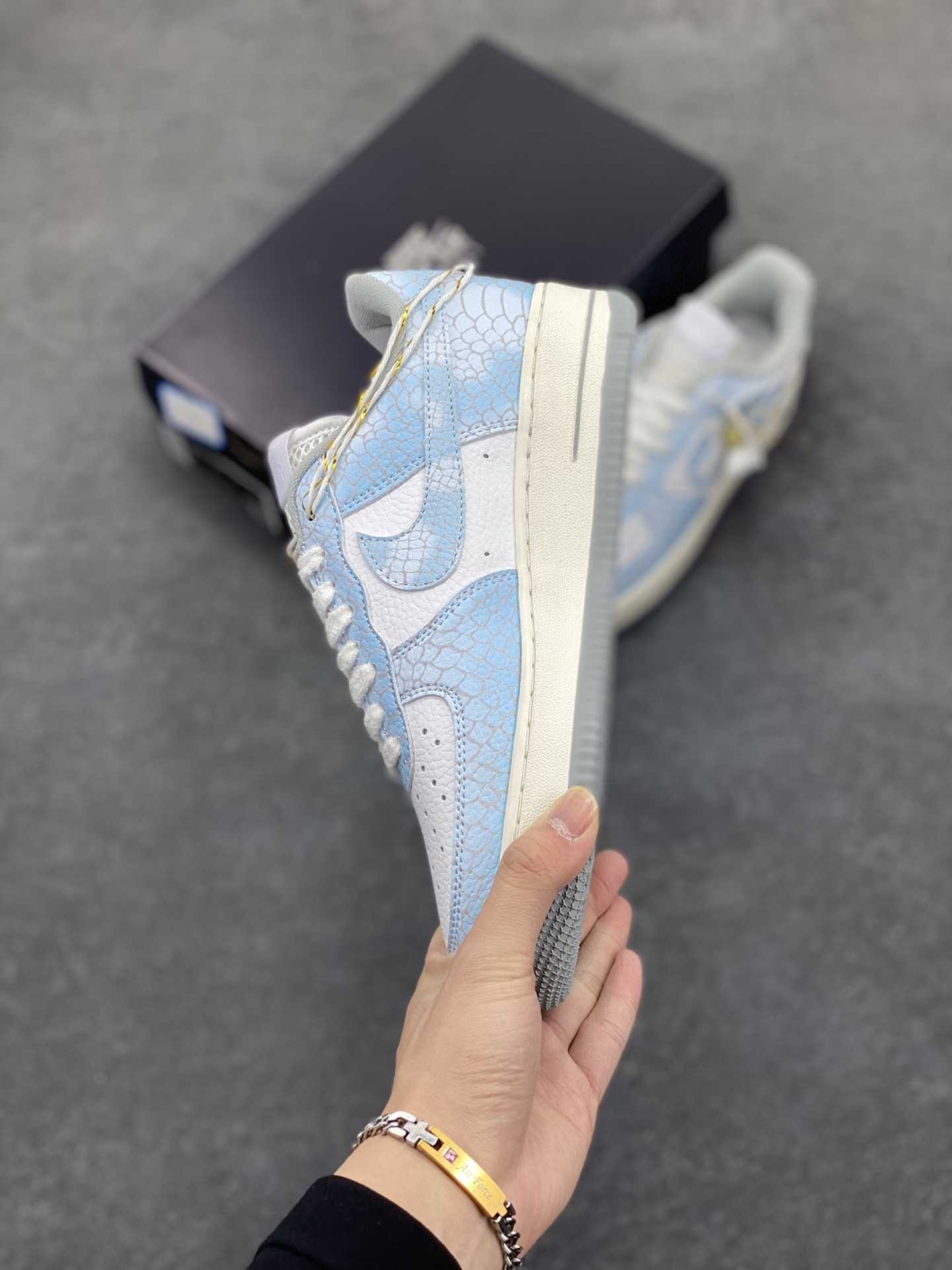 图片[3]-Nike Air Force 1 07 low空军一号板鞋 蛇年 原楦头原纸板 打造纯正空军版型#专注外贸渠道 全掌内置蜂窝气垫 #原盒配件 原厂中底钢印、拉帮完美 货号：DX2678-100 尺码：36 36.5 37.5 38 38.5 39 40 40.5 41 42 42.5 43 44 44.5 45-选品中心