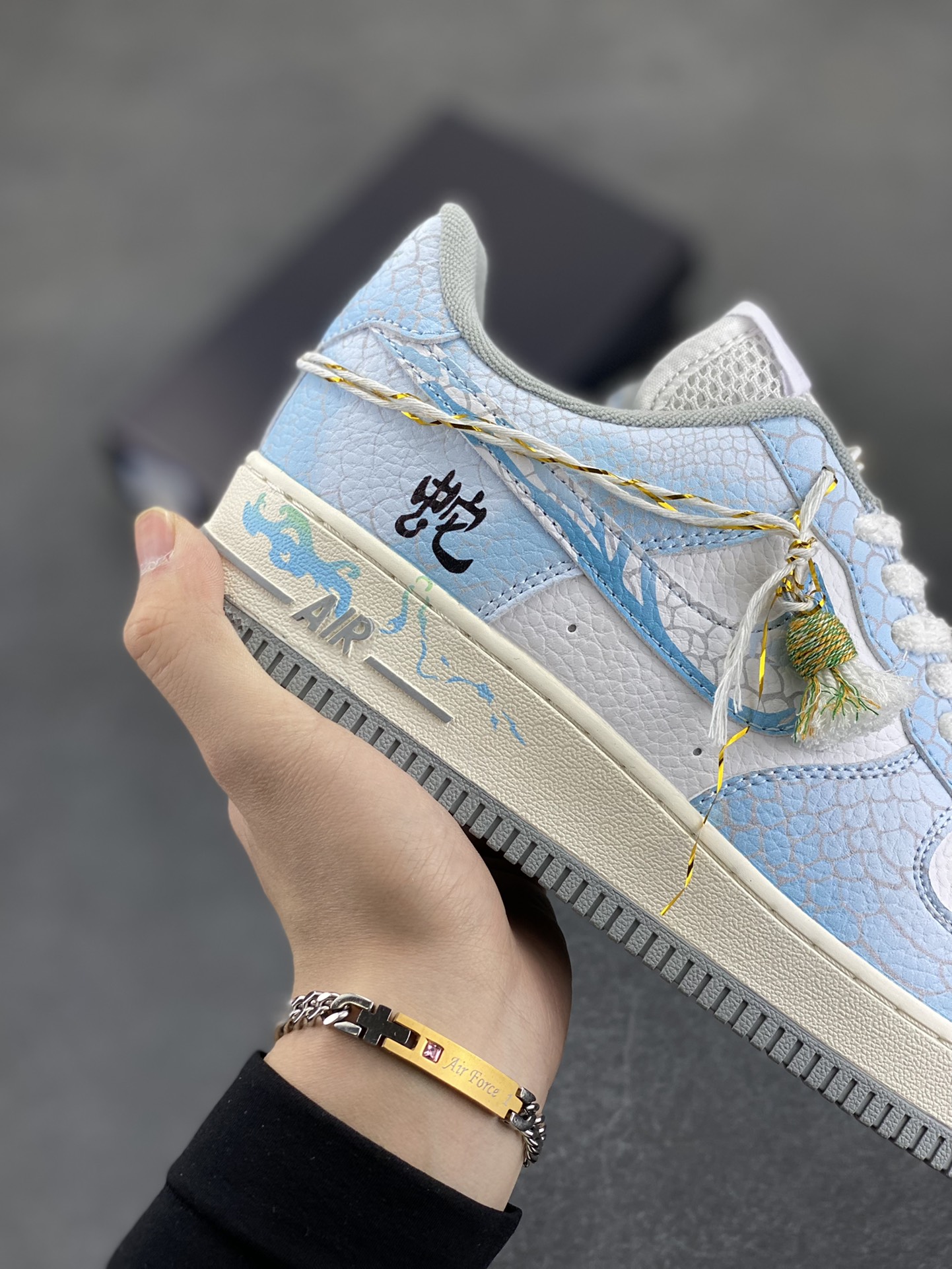 图片[6]-Nike Air Force 1 07 low空军一号板鞋 蛇年 原楦头原纸板 打造纯正空军版型#专注外贸渠道 全掌内置蜂窝气垫 #原盒配件 原厂中底钢印、拉帮完美 货号：DX2678-100 尺码：36 36.5 37.5 38 38.5 39 40 40.5 41 42 42.5 43 44 44.5 45-选品中心