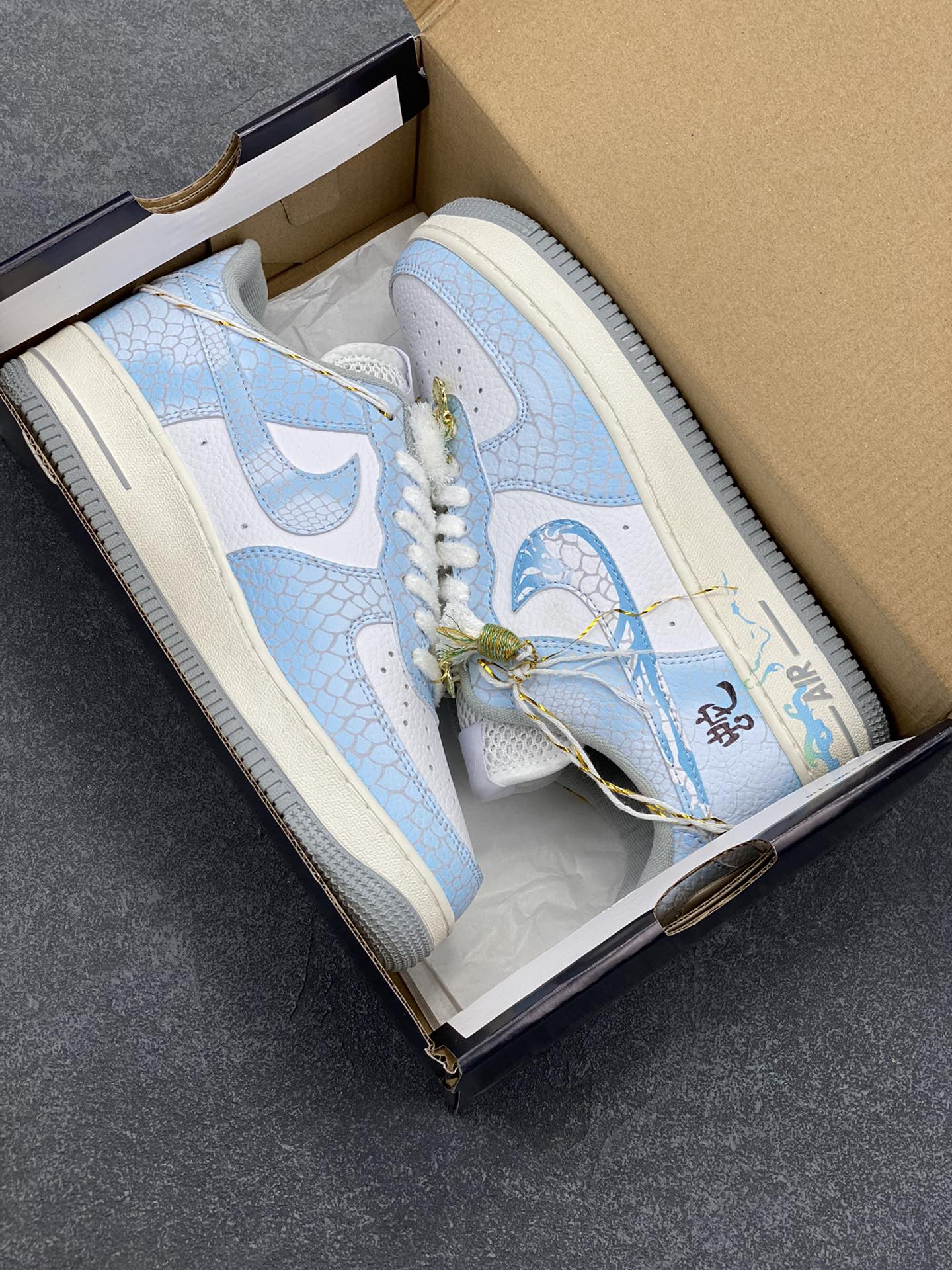 图片[9]-Nike Air Force 1 07 low空军一号板鞋 蛇年 原楦头原纸板 打造纯正空军版型#专注外贸渠道 全掌内置蜂窝气垫 #原盒配件 原厂中底钢印、拉帮完美 货号：DX2678-100 尺码：36 36.5 37.5 38 38.5 39 40 40.5 41 42 42.5 43 44 44.5 45-选品中心