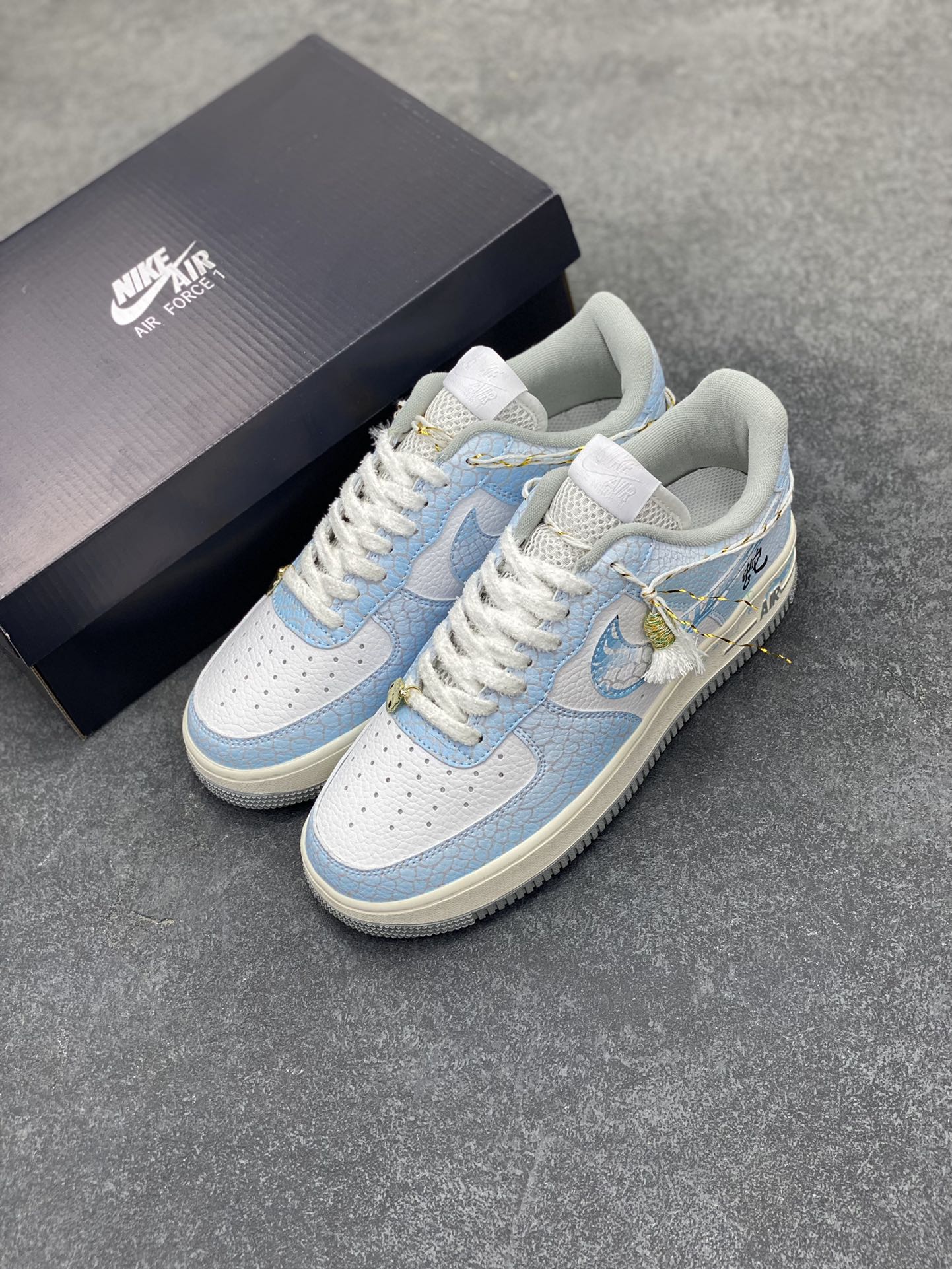 图片[8]-Nike Air Force 1 07 low空军一号板鞋 蛇年 原楦头原纸板 打造纯正空军版型#专注外贸渠道 全掌内置蜂窝气垫 #原盒配件 原厂中底钢印、拉帮完美 货号：DX2678-100 尺码：36 36.5 37.5 38 38.5 39 40 40.5 41 42 42.5 43 44 44.5 45-选品中心