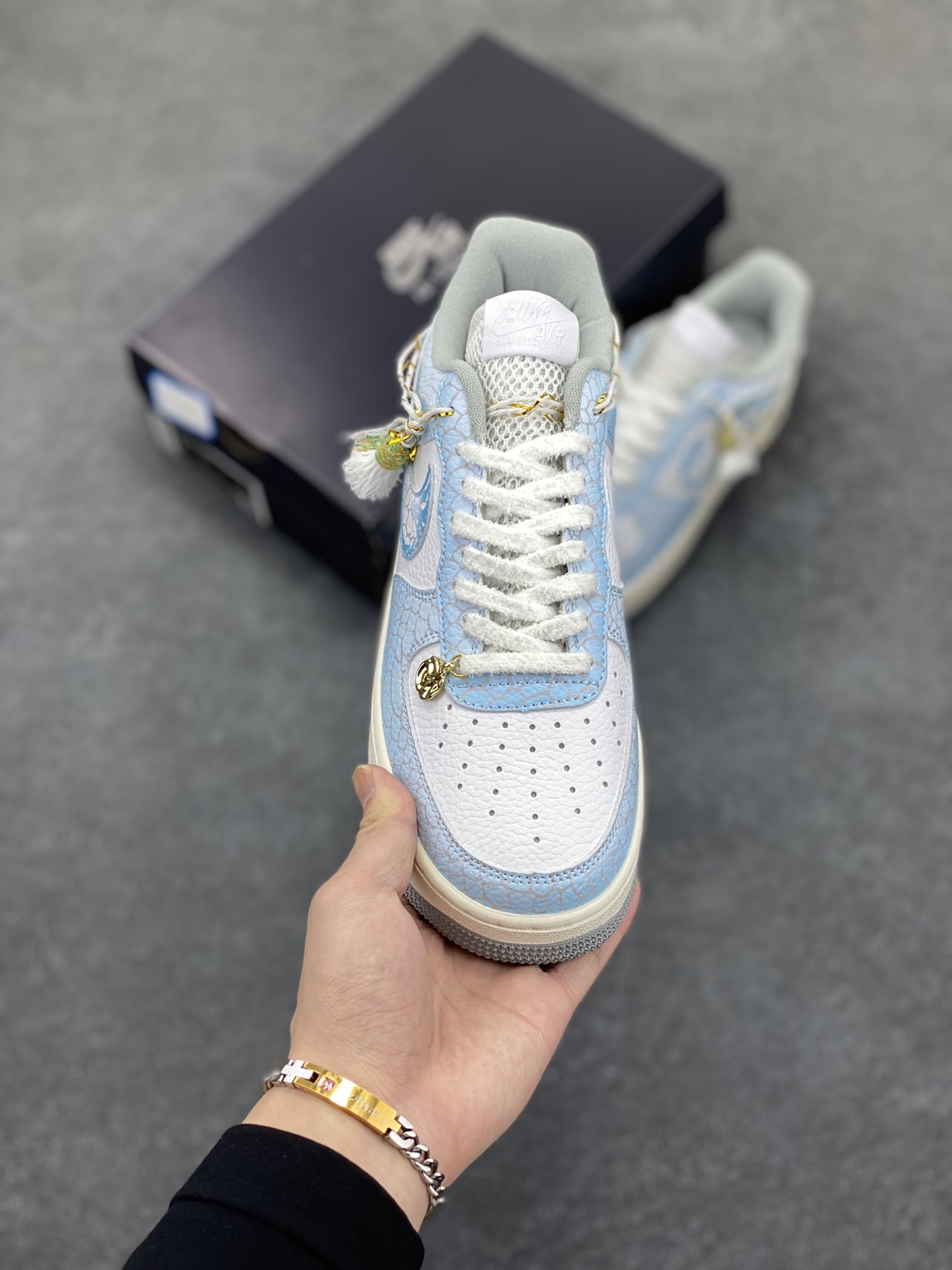 图片[2]-Nike Air Force 1 07 low空军一号板鞋 蛇年 原楦头原纸板 打造纯正空军版型#专注外贸渠道 全掌内置蜂窝气垫 #原盒配件 原厂中底钢印、拉帮完美 货号：DX2678-100 尺码：36 36.5 37.5 38 38.5 39 40 40.5 41 42 42.5 43 44 44.5 45-选品中心