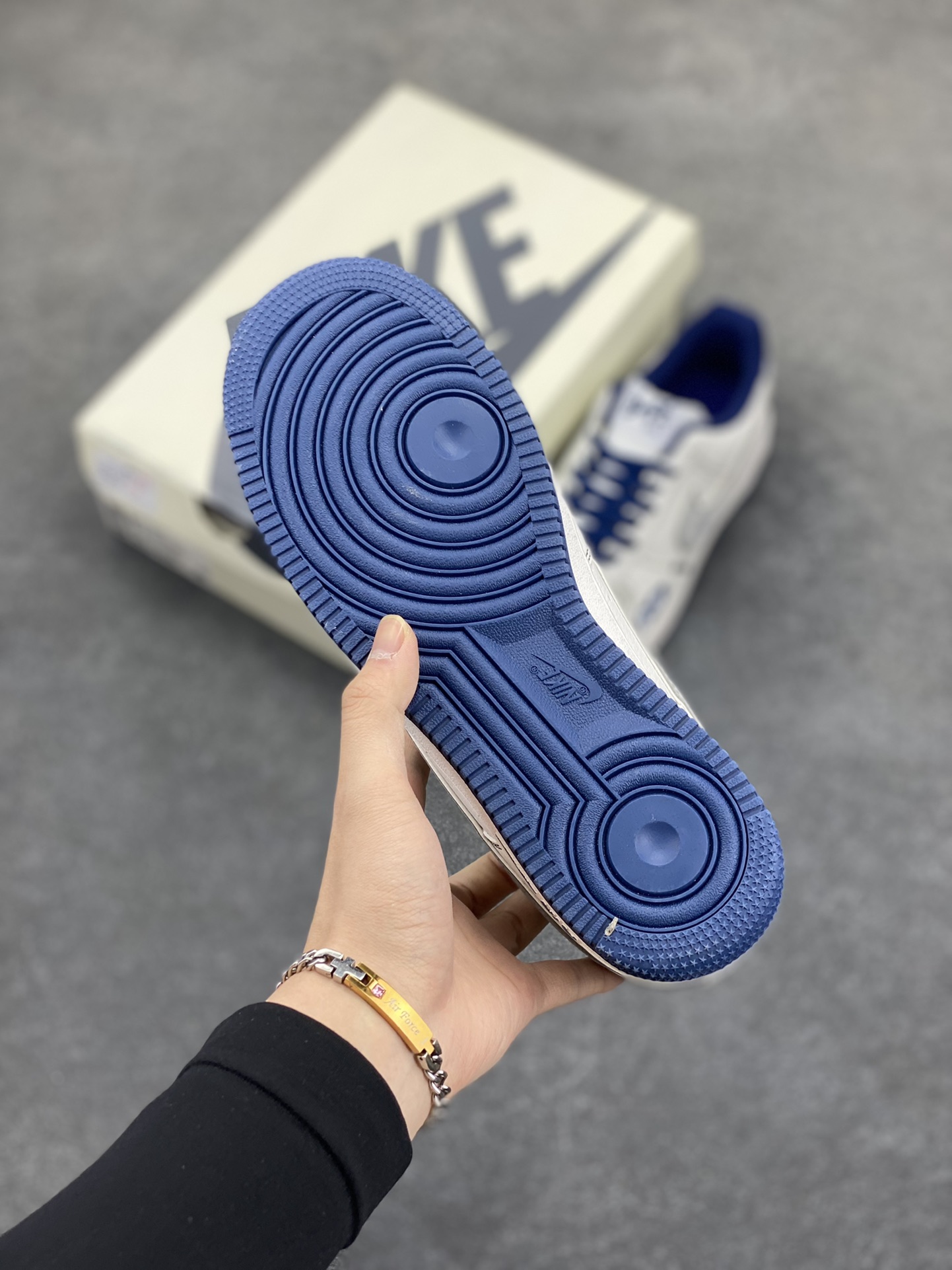 图片[5]-NIke Air Force 1 \’07 Low “Bape联名”空军一号 低帮 运动鞋 休闲鞋 折边针车 工艺难度大 原楦头原纸板 原装鞋盒 定制五金配件 内置全掌气垫 原厂鞋底 货号：QY6628-152 尺码：36 36.5 37.5 38 38.5 39 40 40.5 41 42 42.5 43 44 44.5 45-选品中心