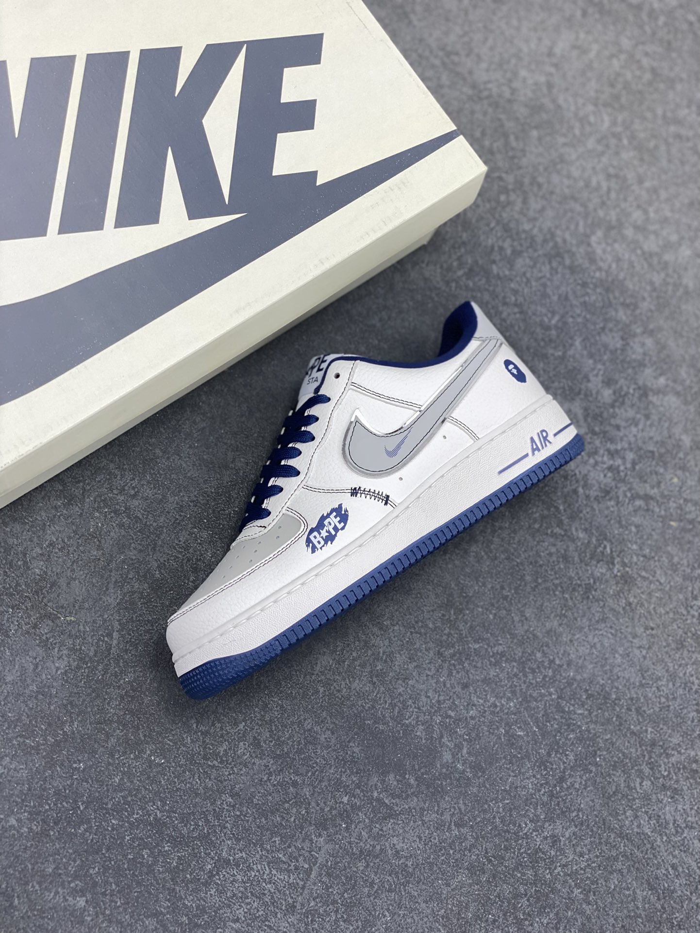 图片[7]-NIke Air Force 1 \’07 Low “Bape联名”空军一号 低帮 运动鞋 休闲鞋 折边针车 工艺难度大 原楦头原纸板 原装鞋盒 定制五金配件 内置全掌气垫 原厂鞋底 货号：QY6628-152 尺码：36 36.5 37.5 38 38.5 39 40 40.5 41 42 42.5 43 44 44.5 45-选品中心