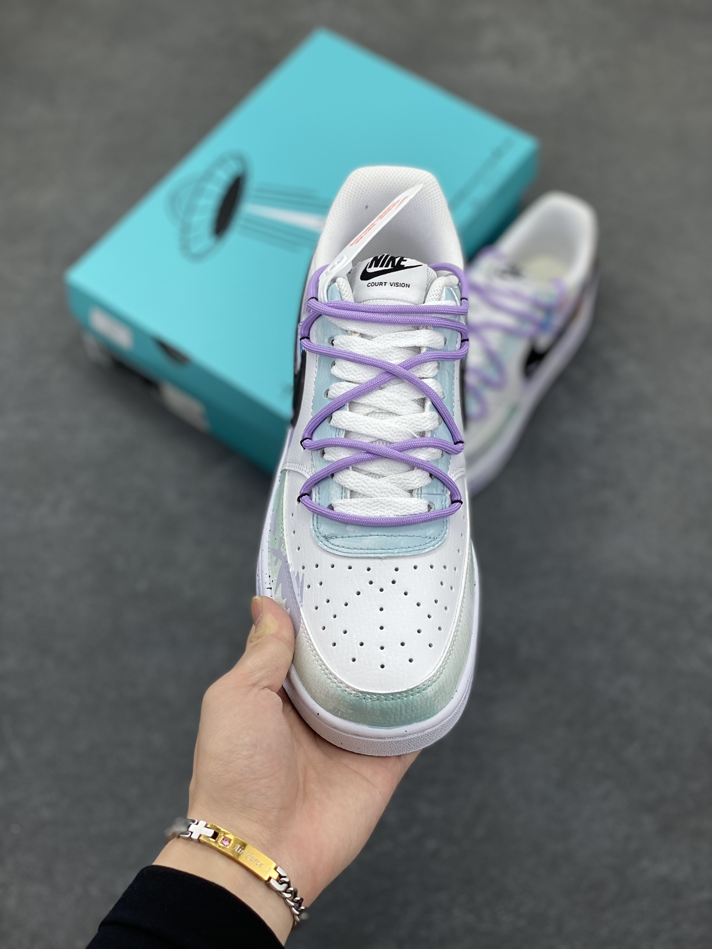 图片[2]-Nike Court Vision 1 Low“梦幻秘境” 手绘涂鸦定制板鞋 这片梦幻秘境，光线都变得微妙起来。柔和的微光透过茂密的枝叶，在地面上洒下斑驳的光影，像是被岁月精心雕琢的神秘符号，踏入秘境的那一刻，时间仿佛放慢了脚步，所有的烦恼都被远远抛在身后，只剩内心的宁静与对这奇妙世界的惊叹 。 货号：DH2987-077 尺码：36 36.5 37.5 38 38.5 39 40 40.5 41 42 42.5 43 44 44.5 45-选品中心