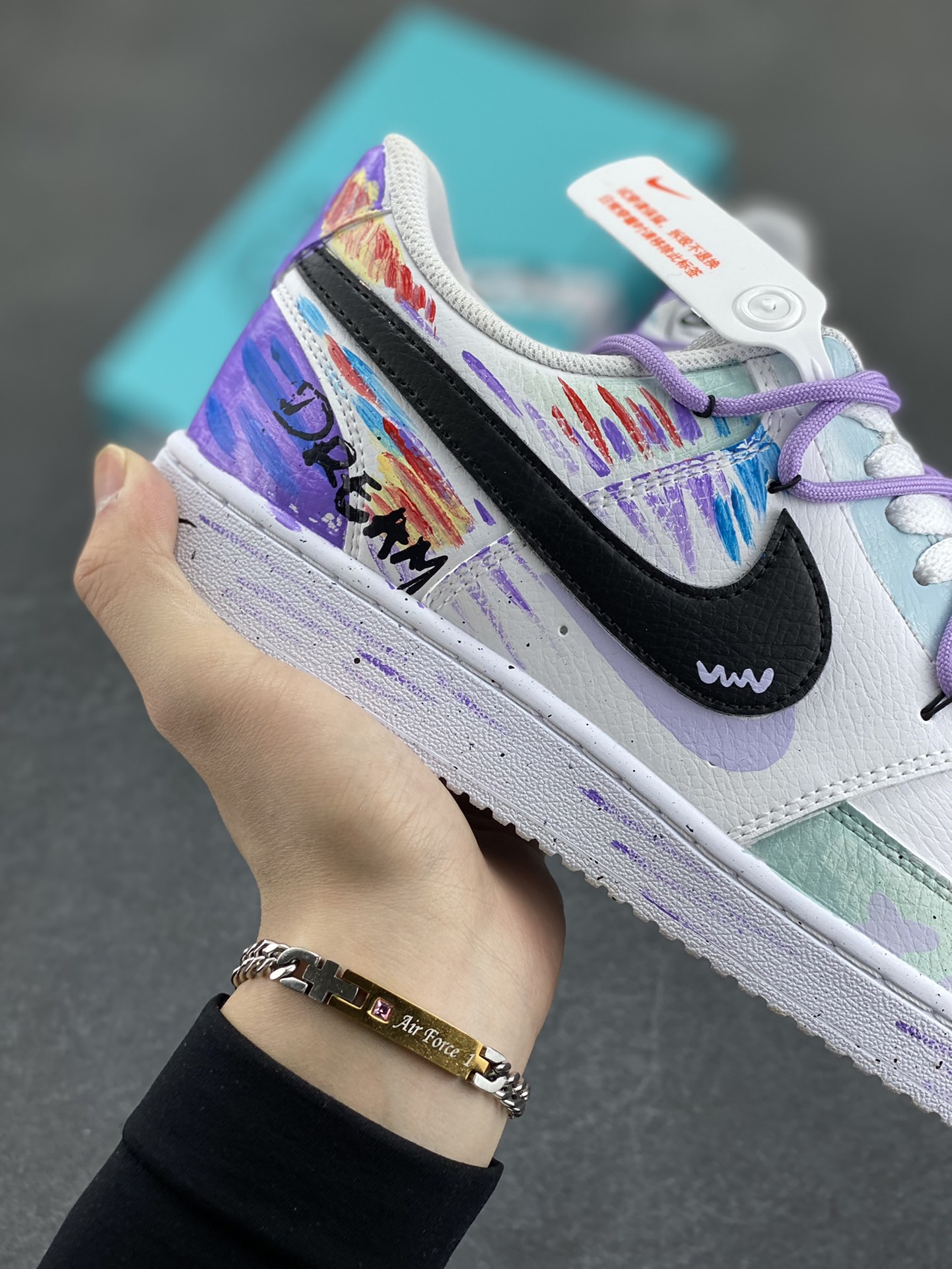 图片[6]-Nike Court Vision 1 Low“梦幻秘境” 手绘涂鸦定制板鞋 这片梦幻秘境，光线都变得微妙起来。柔和的微光透过茂密的枝叶，在地面上洒下斑驳的光影，像是被岁月精心雕琢的神秘符号，踏入秘境的那一刻，时间仿佛放慢了脚步，所有的烦恼都被远远抛在身后，只剩内心的宁静与对这奇妙世界的惊叹 。 货号：DH2987-077 尺码：36 36.5 37.5 38 38.5 39 40 40.5 41 42 42.5 43 44 44.5 45-选品中心