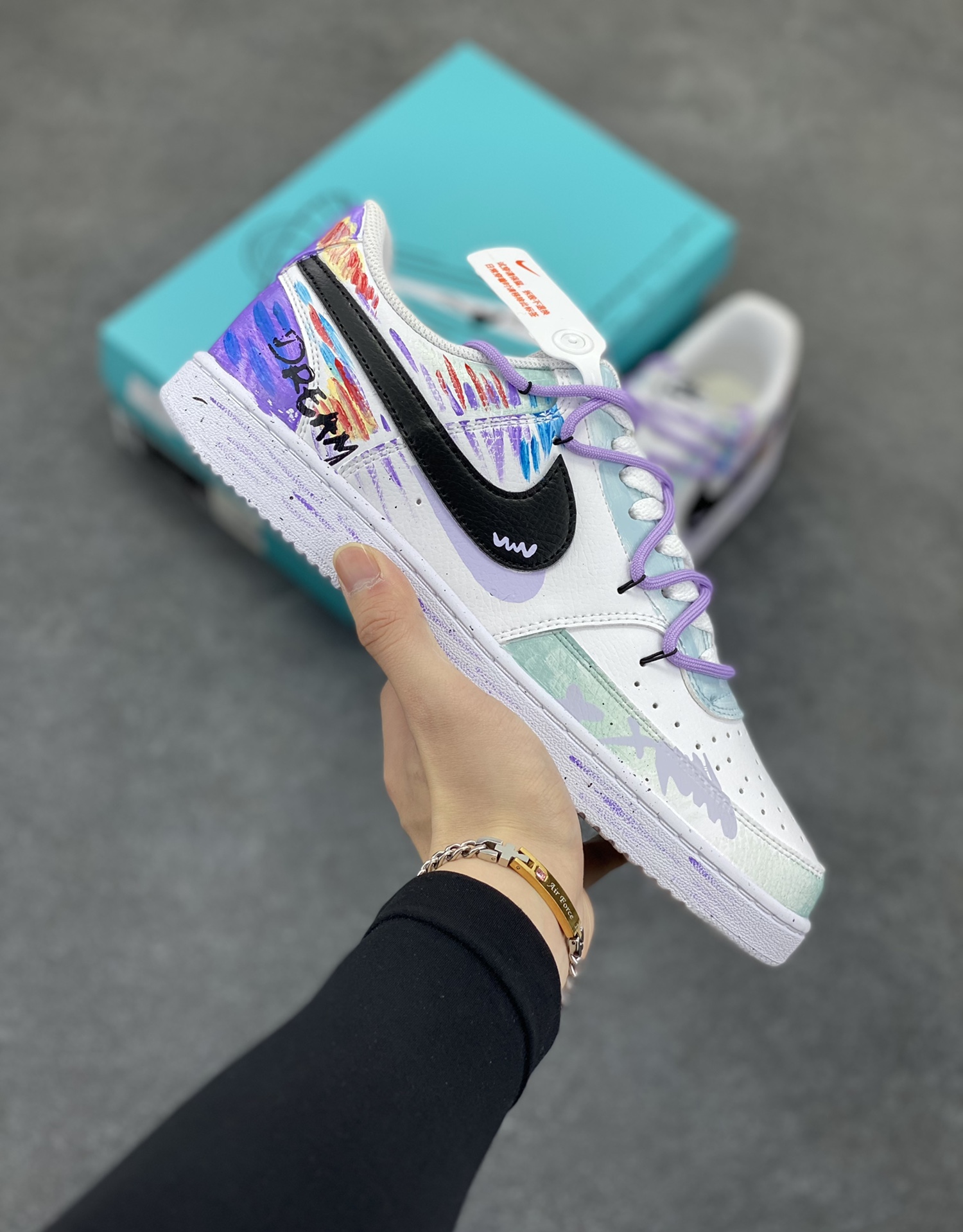 Nike Court Vision 1 Low“梦幻秘境” 手绘涂鸦定制板鞋 这片梦幻秘境，光线都变得微妙起来。柔和的微光透过茂密的枝叶，在地面上洒下斑驳的光影，像是被岁月精心雕琢的神秘符号，踏入秘境的那一刻，时间仿佛放慢了脚步，所有的烦恼都被远远抛在身后，只剩内心的宁静与对这奇妙世界的惊叹 。 货号：DH2987-077 尺码：36 36.5 37.5 38 38.5 39 40 40.5 41 42 42.5 43 44 44.5 45-选品中心