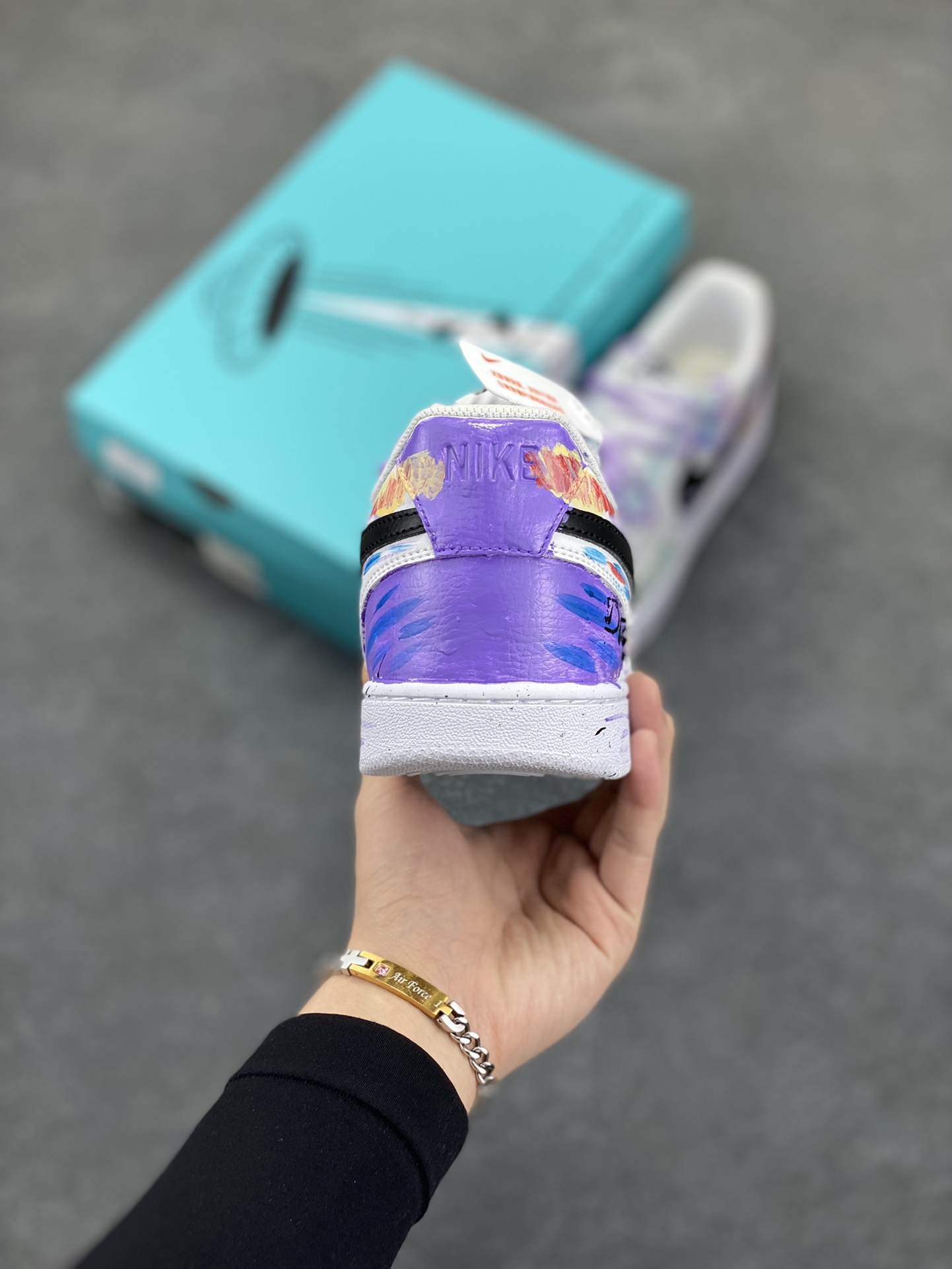 图片[4]-Nike Court Vision 1 Low“梦幻秘境” 手绘涂鸦定制板鞋 这片梦幻秘境，光线都变得微妙起来。柔和的微光透过茂密的枝叶，在地面上洒下斑驳的光影，像是被岁月精心雕琢的神秘符号，踏入秘境的那一刻，时间仿佛放慢了脚步，所有的烦恼都被远远抛在身后，只剩内心的宁静与对这奇妙世界的惊叹 。 货号：DH2987-077 尺码：36 36.5 37.5 38 38.5 39 40 40.5 41 42 42.5 43 44 44.5 45-选品中心