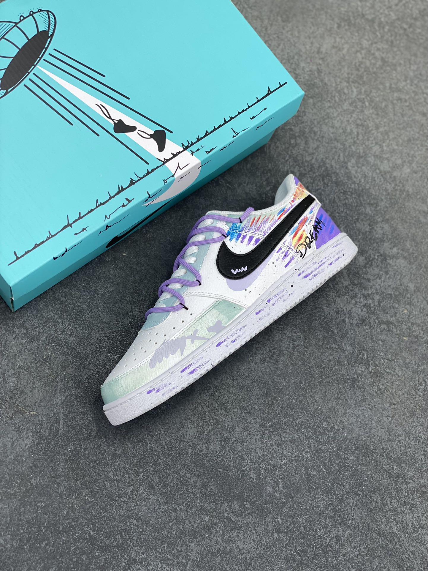 图片[7]-Nike Court Vision 1 Low“梦幻秘境” 手绘涂鸦定制板鞋 这片梦幻秘境，光线都变得微妙起来。柔和的微光透过茂密的枝叶，在地面上洒下斑驳的光影，像是被岁月精心雕琢的神秘符号，踏入秘境的那一刻，时间仿佛放慢了脚步，所有的烦恼都被远远抛在身后，只剩内心的宁静与对这奇妙世界的惊叹 。 货号：DH2987-077 尺码：36 36.5 37.5 38 38.5 39 40 40.5 41 42 42.5 43 44 44.5 45-选品中心