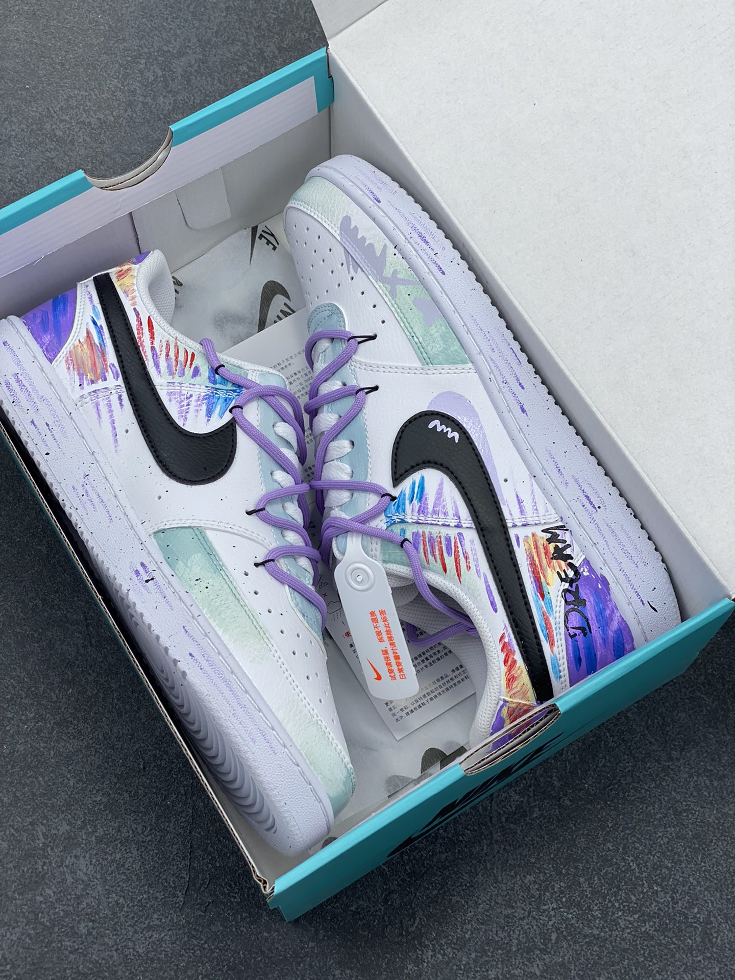 图片[9]-Nike Court Vision 1 Low“梦幻秘境” 手绘涂鸦定制板鞋 这片梦幻秘境，光线都变得微妙起来。柔和的微光透过茂密的枝叶，在地面上洒下斑驳的光影，像是被岁月精心雕琢的神秘符号，踏入秘境的那一刻，时间仿佛放慢了脚步，所有的烦恼都被远远抛在身后，只剩内心的宁静与对这奇妙世界的惊叹 。 货号：DH2987-077 尺码：36 36.5 37.5 38 38.5 39 40 40.5 41 42 42.5 43 44 44.5 45-选品中心