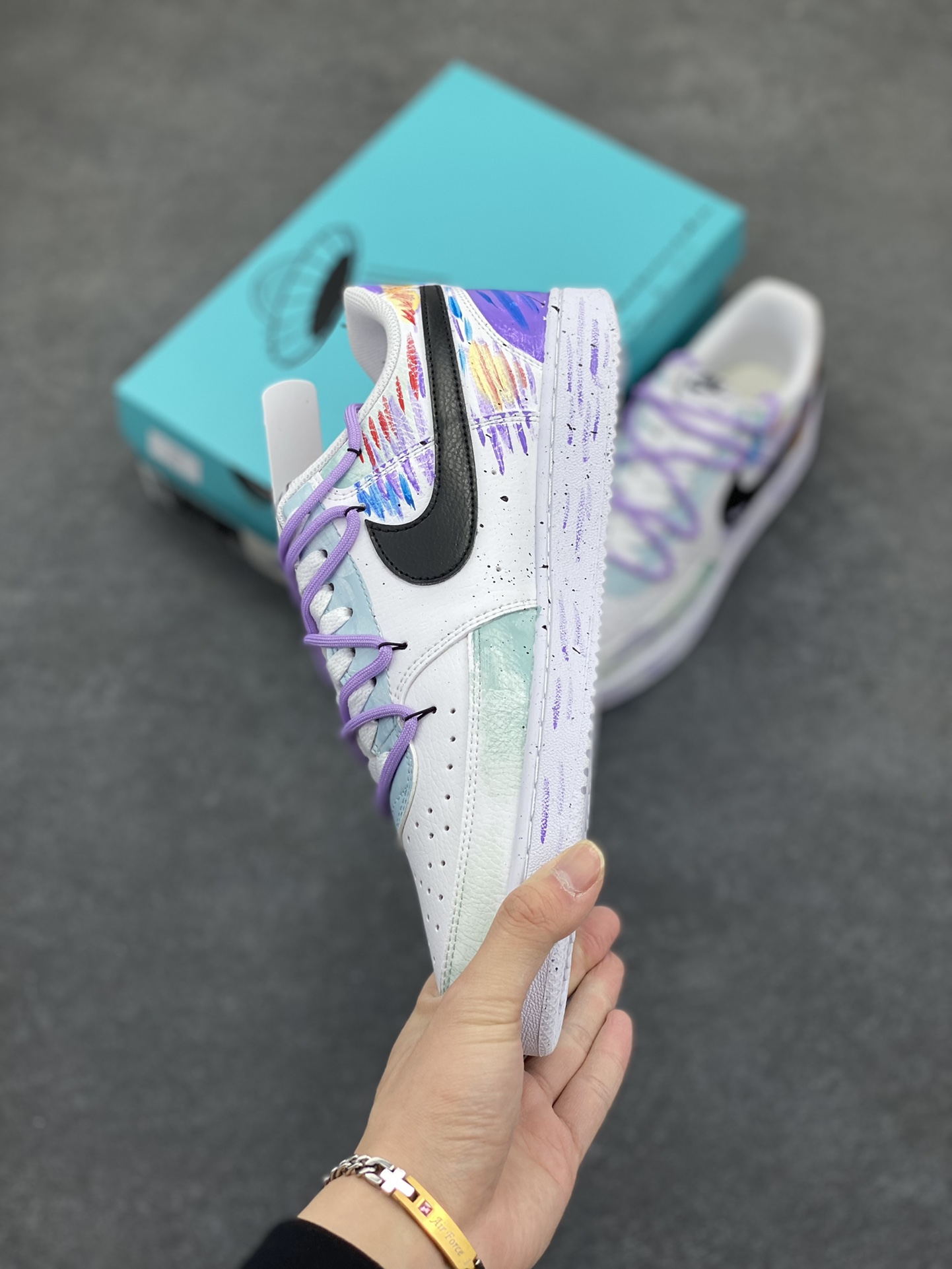 图片[3]-Nike Court Vision 1 Low“梦幻秘境” 手绘涂鸦定制板鞋 这片梦幻秘境，光线都变得微妙起来。柔和的微光透过茂密的枝叶，在地面上洒下斑驳的光影，像是被岁月精心雕琢的神秘符号，踏入秘境的那一刻，时间仿佛放慢了脚步，所有的烦恼都被远远抛在身后，只剩内心的宁静与对这奇妙世界的惊叹 。 货号：DH2987-077 尺码：36 36.5 37.5 38 38.5 39 40 40.5 41 42 42.5 43 44 44.5 45-选品中心