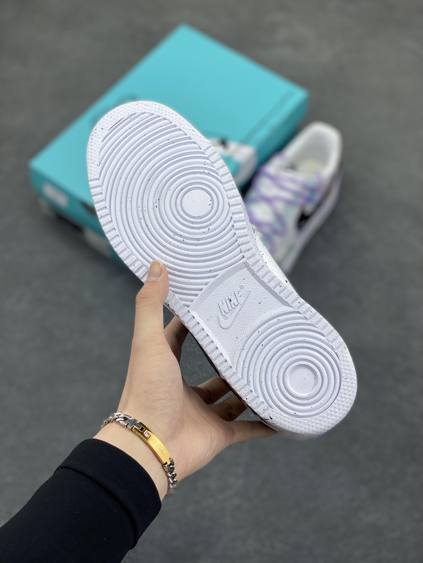 图片[5]-Nike Court Vision 1 Low“梦幻秘境” 手绘涂鸦定制板鞋 这片梦幻秘境，光线都变得微妙起来。柔和的微光透过茂密的枝叶，在地面上洒下斑驳的光影，像是被岁月精心雕琢的神秘符号，踏入秘境的那一刻，时间仿佛放慢了脚步，所有的烦恼都被远远抛在身后，只剩内心的宁静与对这奇妙世界的惊叹 。 货号：DH2987-077 尺码：36 36.5 37.5 38 38.5 39 40 40.5 41 42 42.5 43 44 44.5 45-选品中心