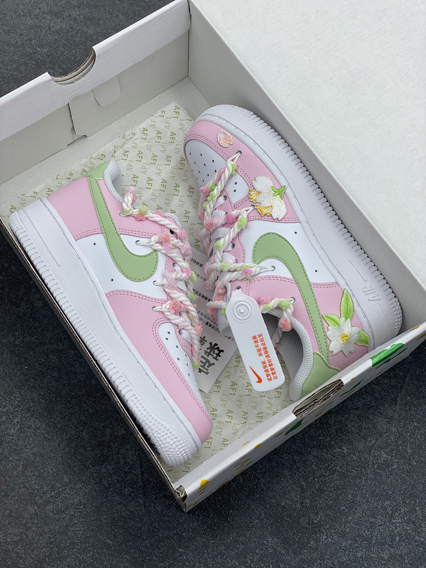 图片[9]-“万花弄 春日”✨订制空军一号板鞋 ，该定制版球鞋选用原鞋款为Nike Air Force 1\’07空军一号低帮休，采用整鞋改色结合绑带工艺,将樱花迎风飞舞的景色展现在这双鞋上,立体的花朵布贴以及角标的字体设计,整体百搭的同时更显潮流。 货号：VV1999-013 尺码：35.5 36 36.5 37.5 38 38.5 39 40 40.5 41 42 42.5 43 44 44.5 45-选品中心