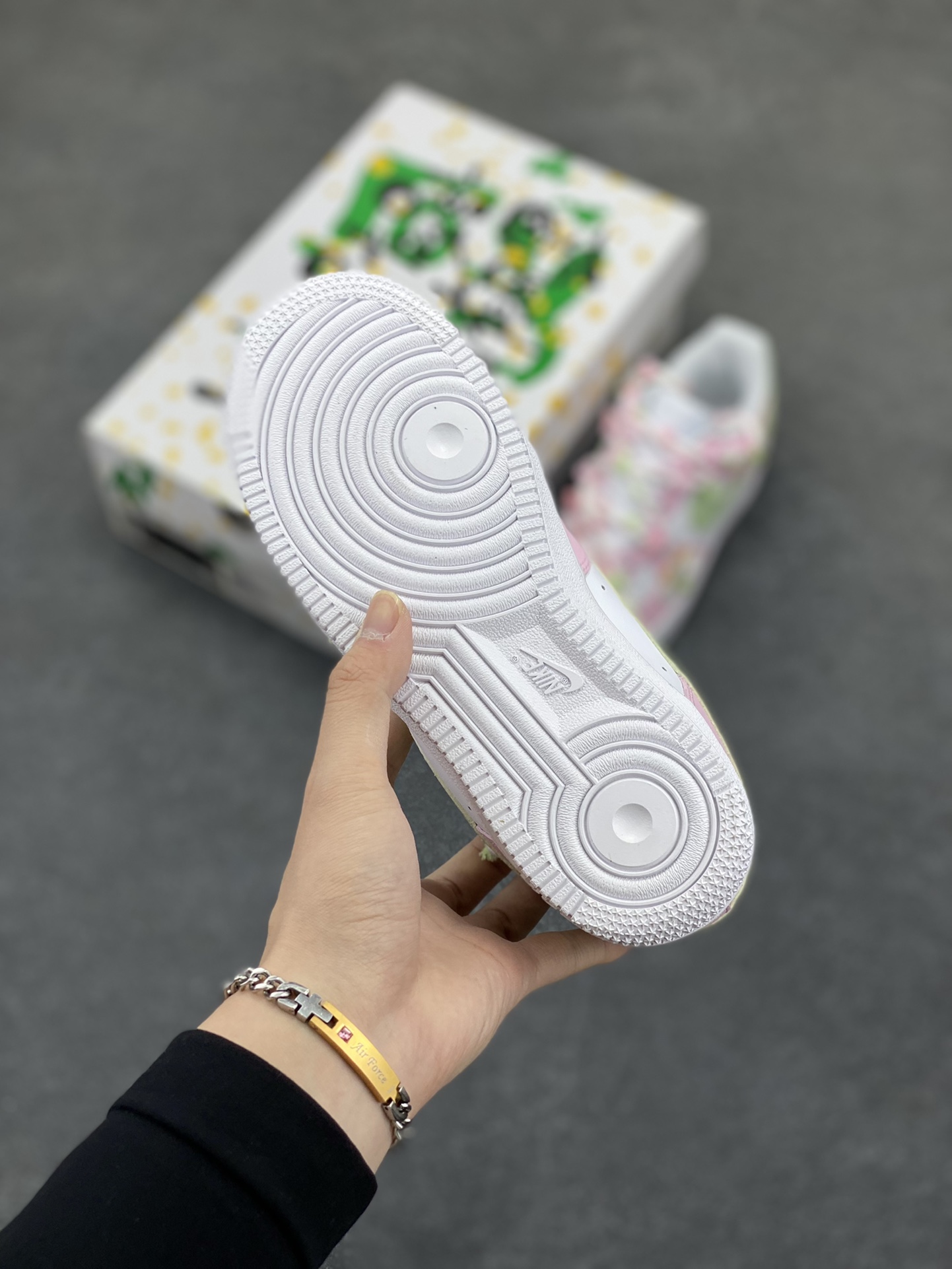 图片[5]-“万花弄 春日”✨订制空军一号板鞋 ，该定制版球鞋选用原鞋款为Nike Air Force 1\’07空军一号低帮休，采用整鞋改色结合绑带工艺,将樱花迎风飞舞的景色展现在这双鞋上,立体的花朵布贴以及角标的字体设计,整体百搭的同时更显潮流。 货号：VV1999-013 尺码：35.5 36 36.5 37.5 38 38.5 39 40 40.5 41 42 42.5 43 44 44.5 45-选品中心