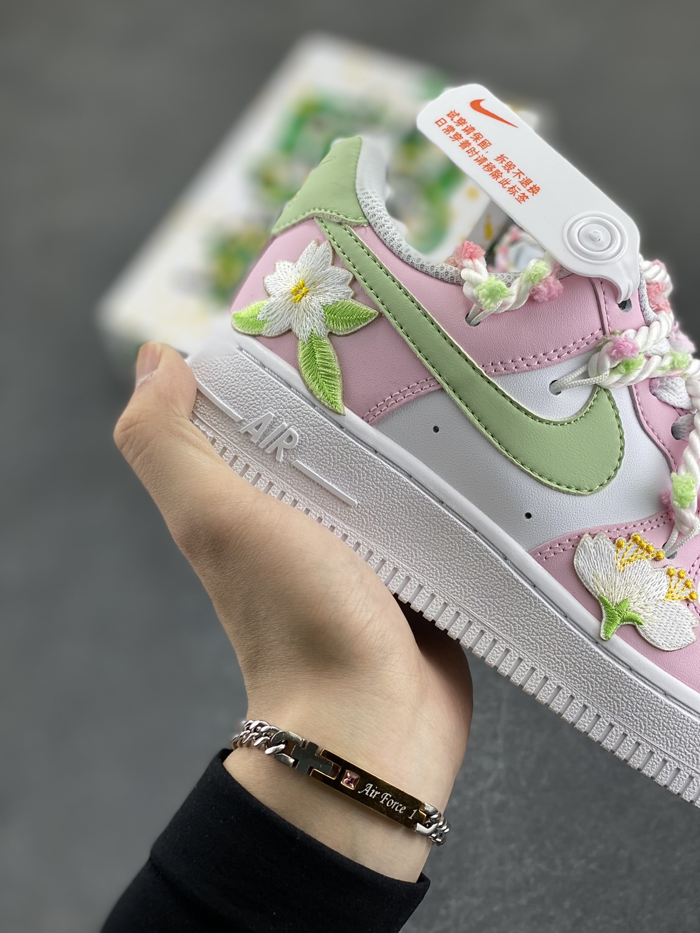 图片[6]-“万花弄 春日”✨订制空军一号板鞋 ，该定制版球鞋选用原鞋款为Nike Air Force 1\’07空军一号低帮休，采用整鞋改色结合绑带工艺,将樱花迎风飞舞的景色展现在这双鞋上,立体的花朵布贴以及角标的字体设计,整体百搭的同时更显潮流。 货号：VV1999-013 尺码：35.5 36 36.5 37.5 38 38.5 39 40 40.5 41 42 42.5 43 44 44.5 45-选品中心