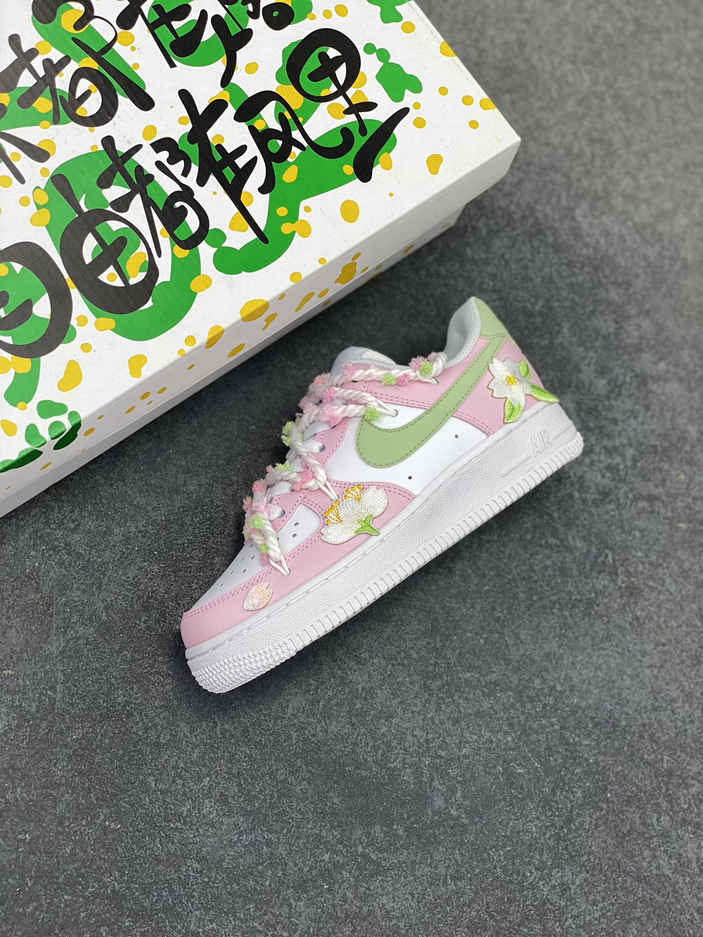 图片[7]-“万花弄 春日”✨订制空军一号板鞋 ，该定制版球鞋选用原鞋款为Nike Air Force 1\’07空军一号低帮休，采用整鞋改色结合绑带工艺,将樱花迎风飞舞的景色展现在这双鞋上,立体的花朵布贴以及角标的字体设计,整体百搭的同时更显潮流。 货号：VV1999-013 尺码：35.5 36 36.5 37.5 38 38.5 39 40 40.5 41 42 42.5 43 44 44.5 45-选品中心