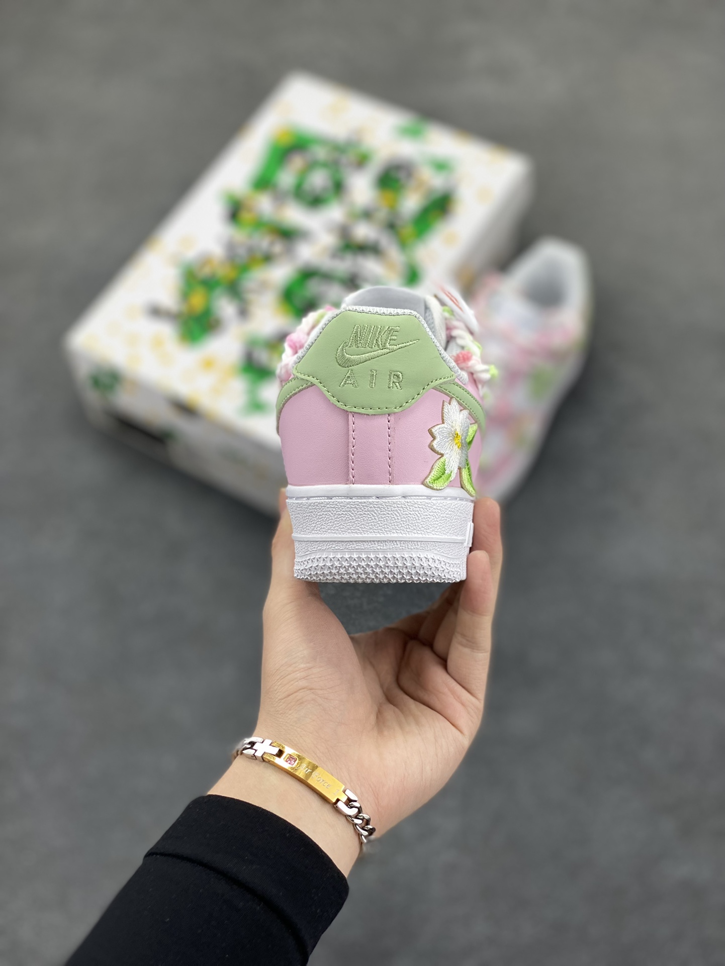 图片[4]-“万花弄 春日”✨订制空军一号板鞋 ，该定制版球鞋选用原鞋款为Nike Air Force 1\’07空军一号低帮休，采用整鞋改色结合绑带工艺,将樱花迎风飞舞的景色展现在这双鞋上,立体的花朵布贴以及角标的字体设计,整体百搭的同时更显潮流。 货号：VV1999-013 尺码：35.5 36 36.5 37.5 38 38.5 39 40 40.5 41 42 42.5 43 44 44.5 45-选品中心