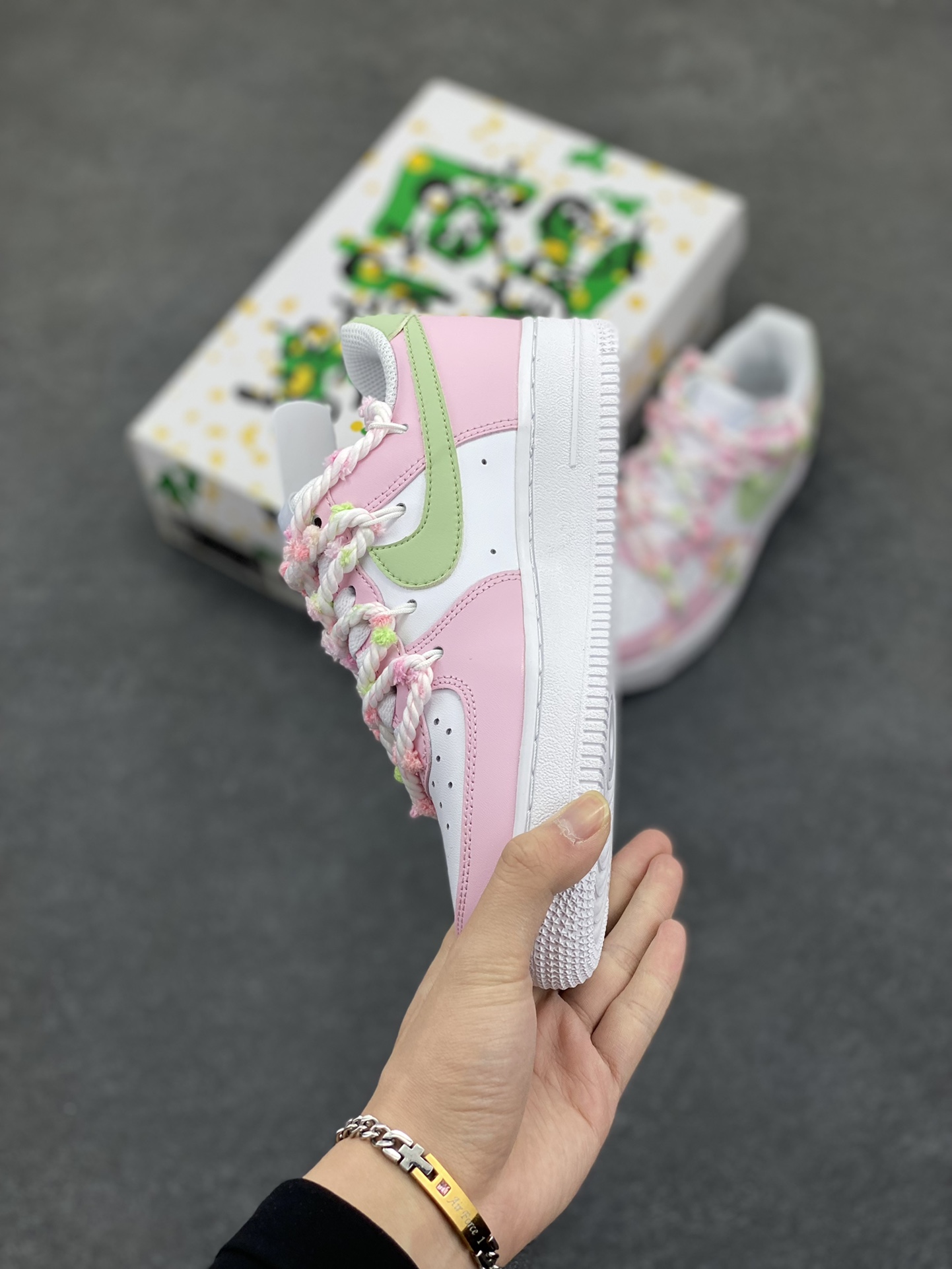 图片[3]-“万花弄 春日”✨订制空军一号板鞋 ，该定制版球鞋选用原鞋款为Nike Air Force 1\’07空军一号低帮休，采用整鞋改色结合绑带工艺,将樱花迎风飞舞的景色展现在这双鞋上,立体的花朵布贴以及角标的字体设计,整体百搭的同时更显潮流。 货号：VV1999-013 尺码：35.5 36 36.5 37.5 38 38.5 39 40 40.5 41 42 42.5 43 44 44.5 45-选品中心