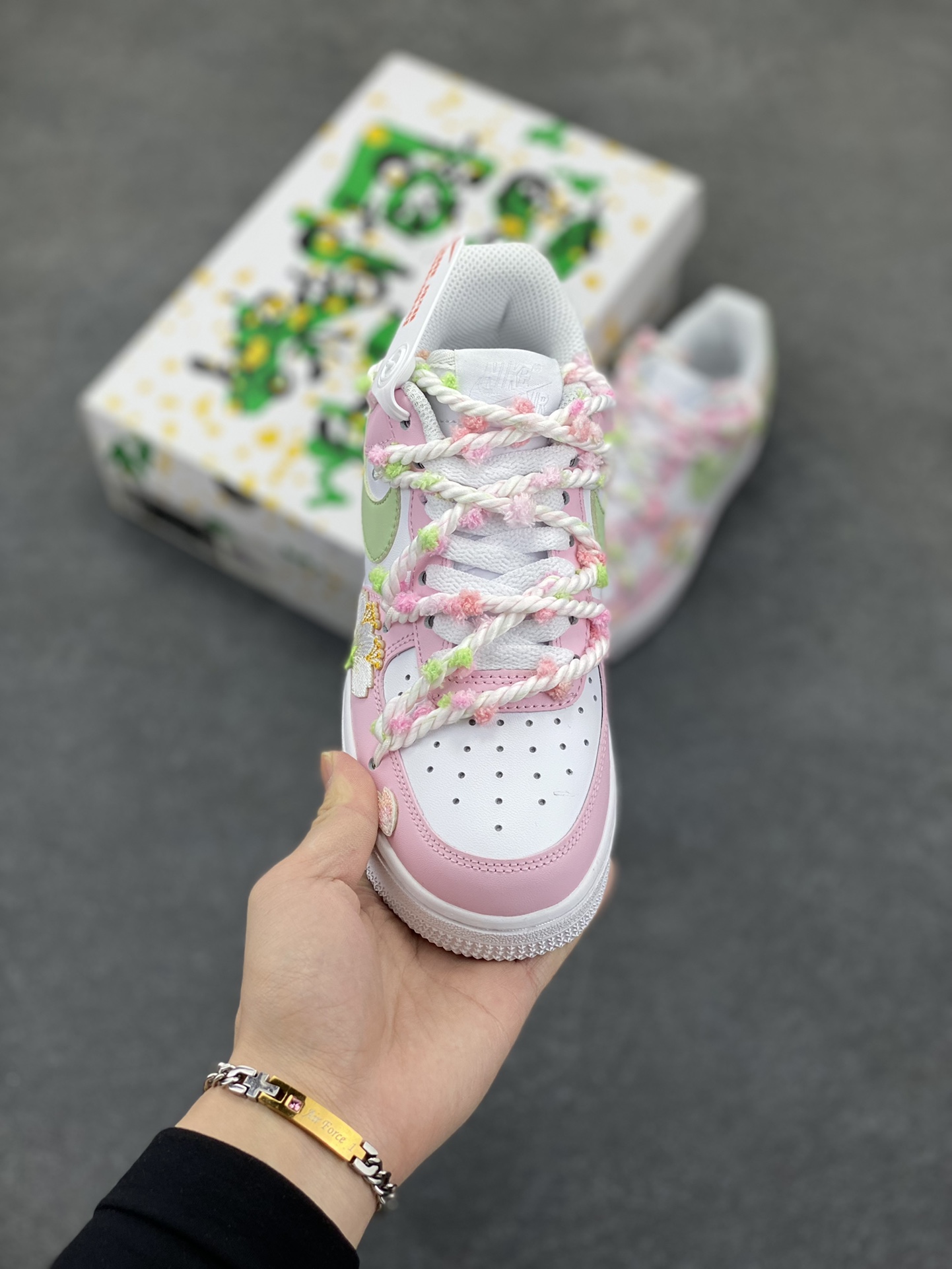 图片[2]-“万花弄 春日”✨订制空军一号板鞋 ，该定制版球鞋选用原鞋款为Nike Air Force 1\’07空军一号低帮休，采用整鞋改色结合绑带工艺,将樱花迎风飞舞的景色展现在这双鞋上,立体的花朵布贴以及角标的字体设计,整体百搭的同时更显潮流。 货号：VV1999-013 尺码：35.5 36 36.5 37.5 38 38.5 39 40 40.5 41 42 42.5 43 44 44.5 45-选品中心