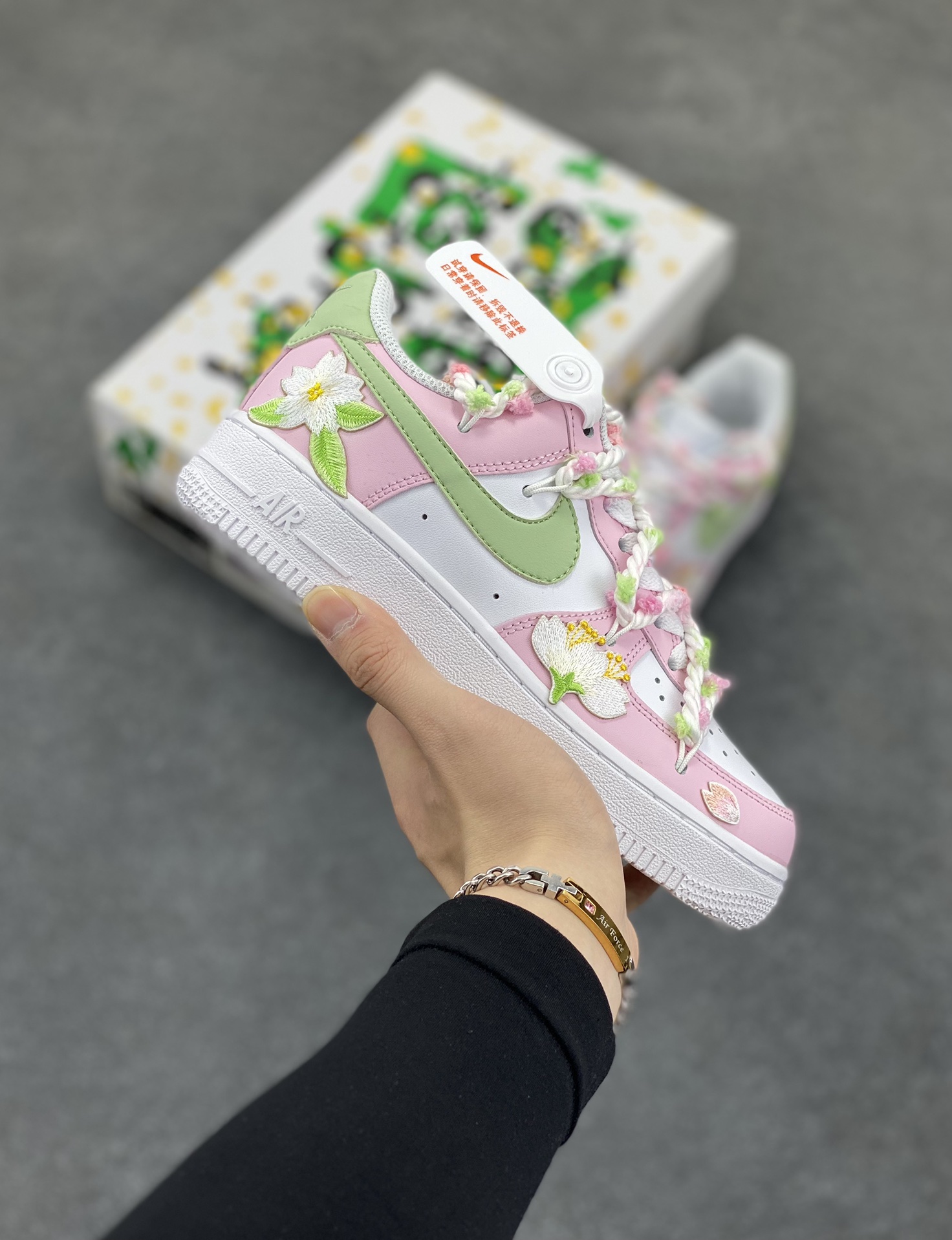 “万花弄 春日”✨订制空军一号板鞋 ,该定制版球鞋选用原鞋款为Nike Air Force 1\’07空军一号低帮休,采用整鞋改色结合绑带工艺,将樱花迎风飞舞的景色展现在这双鞋上,立体的花朵布贴以及角标的字体设计,整体百搭的同时更显潮流。 货号:VV1999-013 尺码:35.5 36 36.5 37.5 38 38.5 39 40 40.5 41 42 42.5 43 44 44.5 45-选品中心