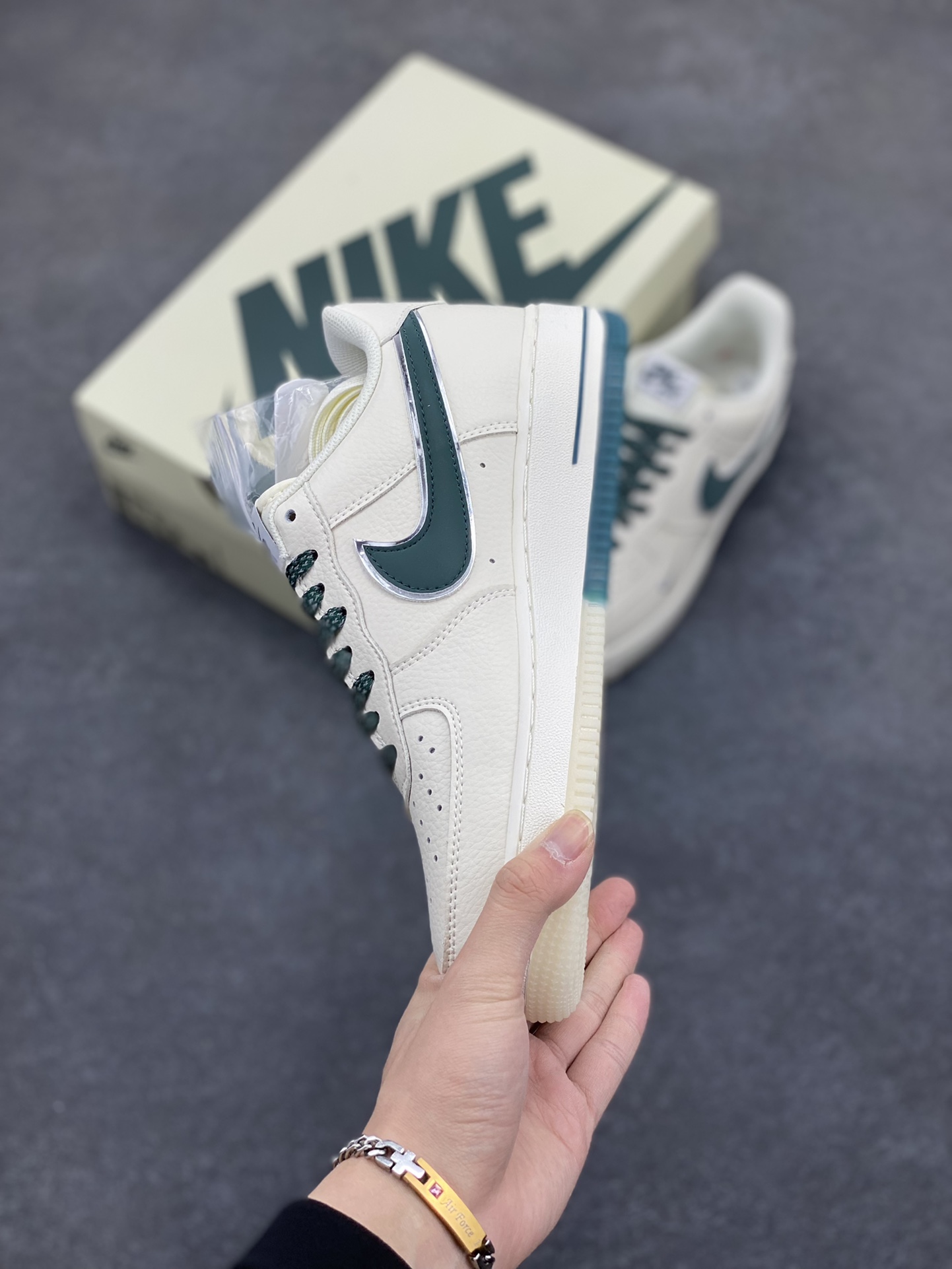 图片[3]-Nike Air Force 1 Low 米绿双色底 满天星空军一号低帮休闲板鞋 3M反光 水晶大底 定制鞋盒 原楦头原纸板 纯正空军版型 内置全掌气垫 货号：JJ0253-002 尺码：36 36.5 37.5 38 38.5 39 40 40.5 41 42 42.5 43 44 44.5 45-选品中心